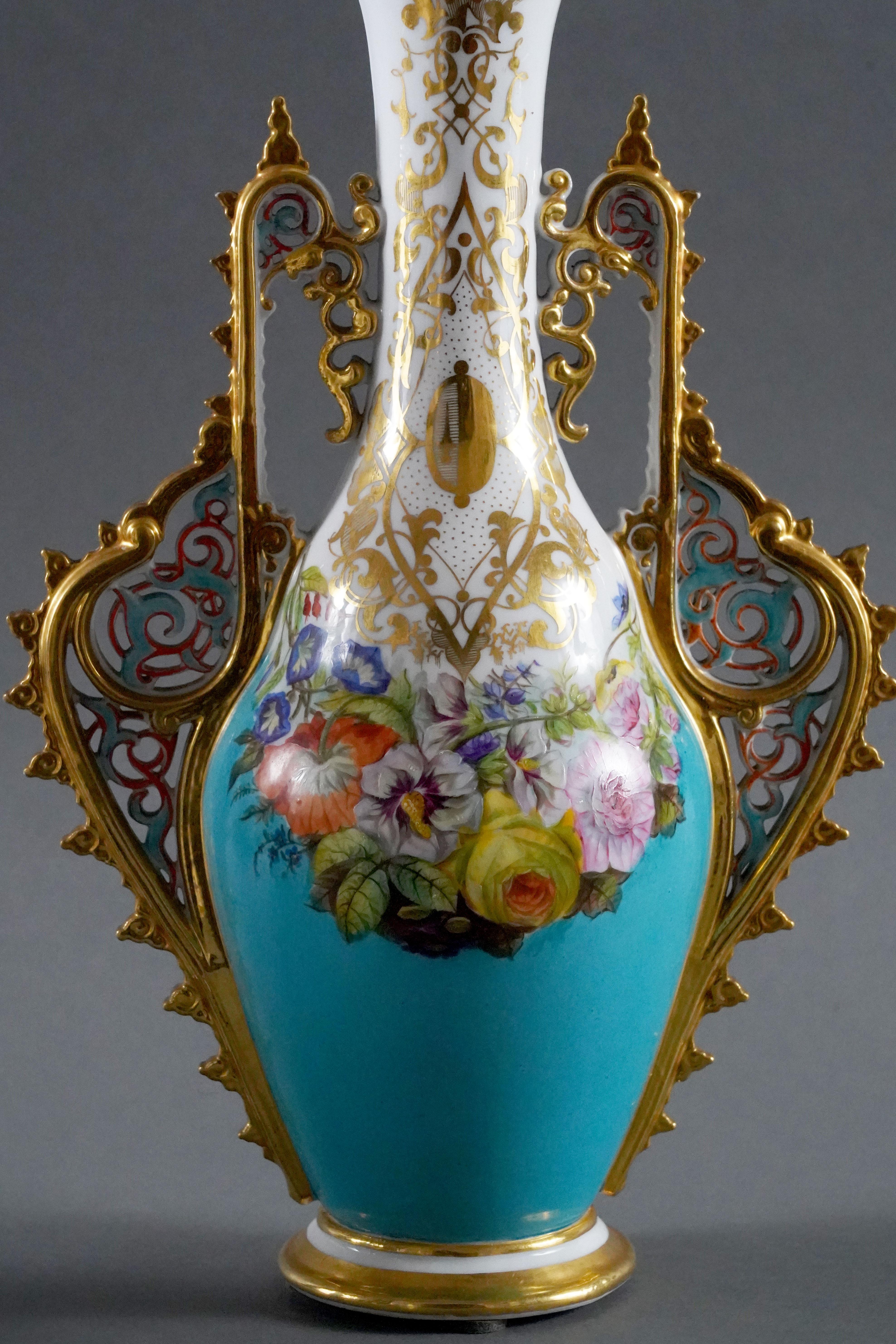 Pair of Oriental Style Amphora vases, Porcelaine de Paris, France, 1880 In Good Condition For Sale In PARIS, FR
