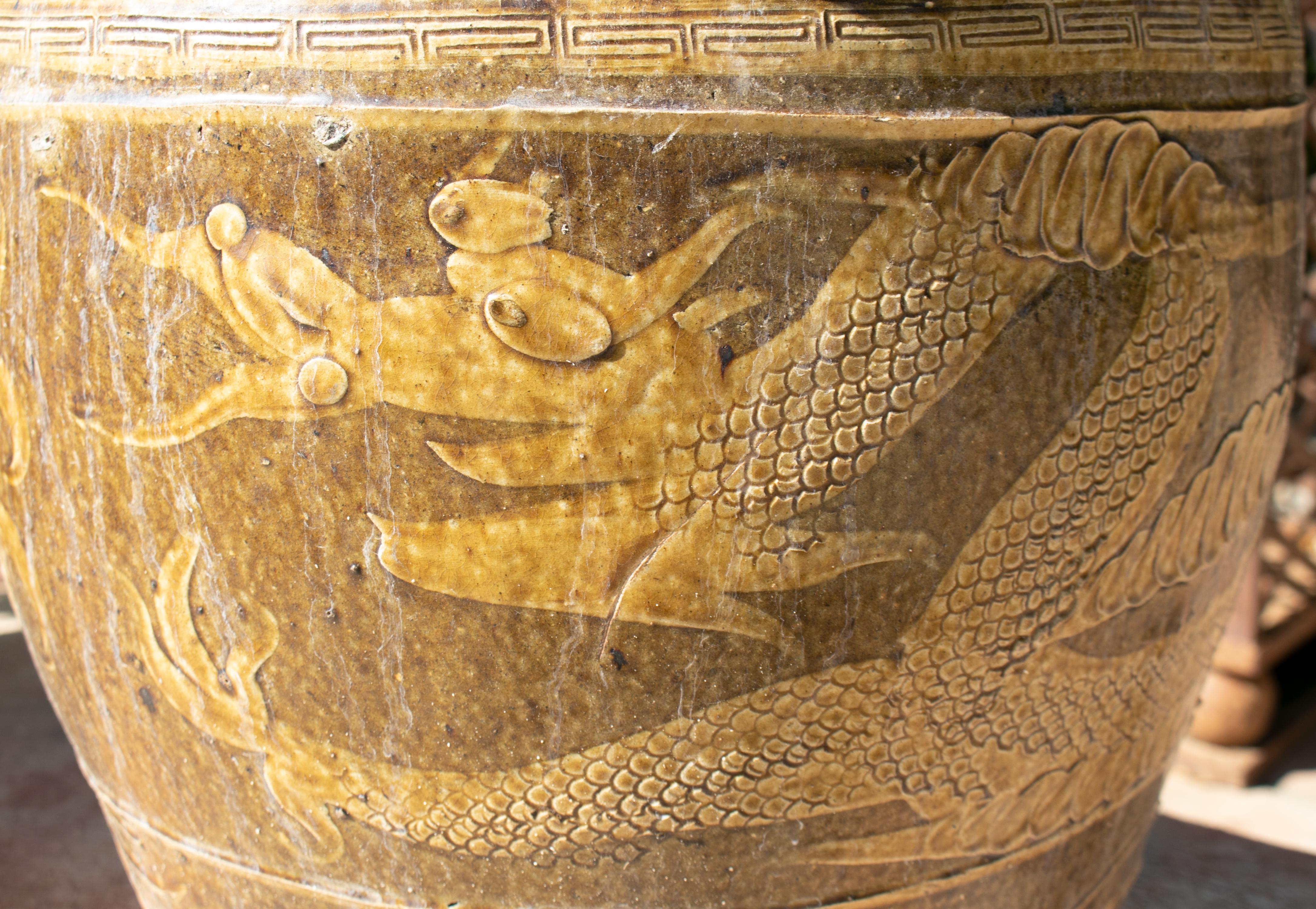 Pair of Oriental Style Ochre Colored Pots with Dragon Decoration In Good Condition In Marbella, ES