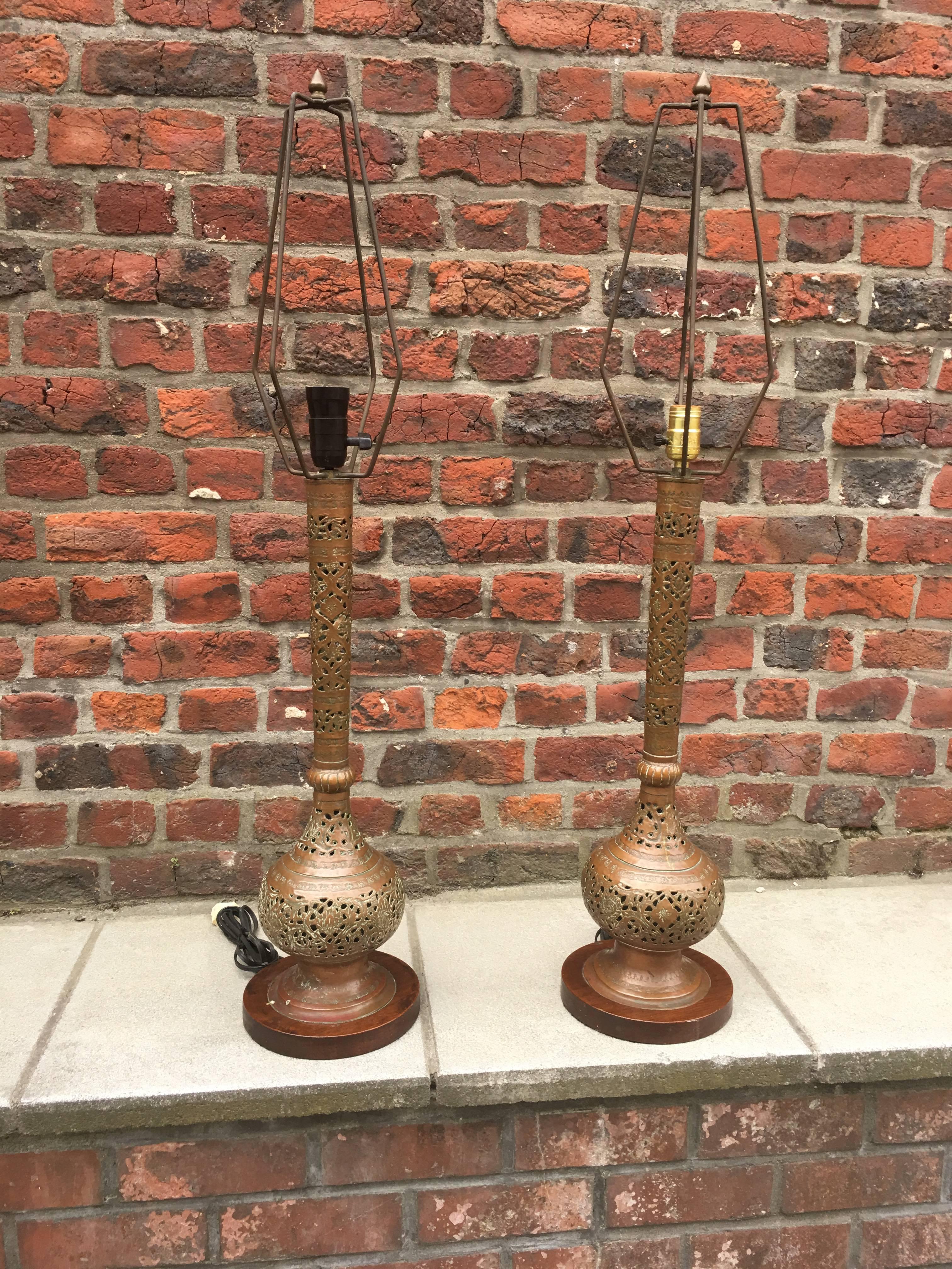 Pair of orientalist lamps in brass, base in mahogany, circa 1930.