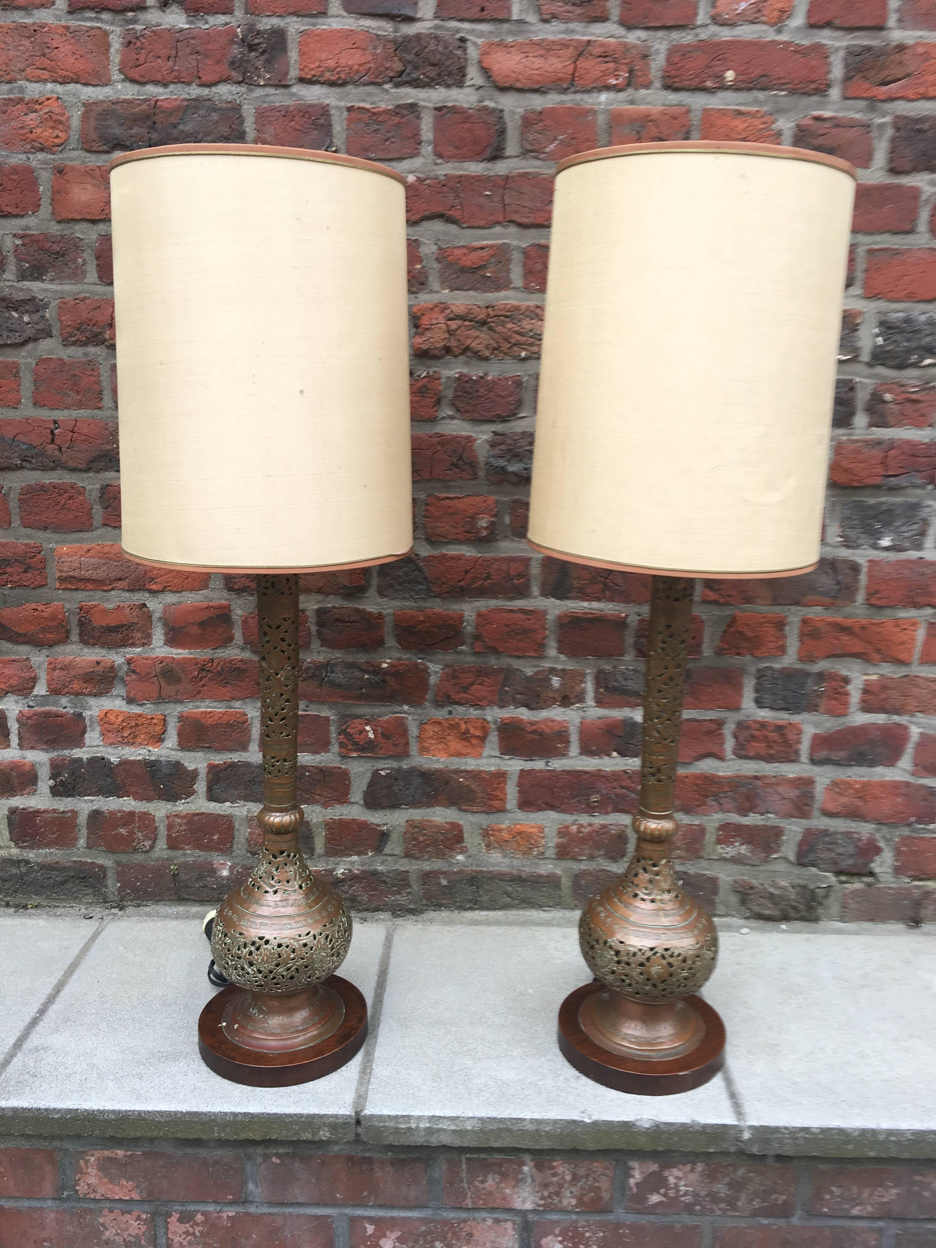 African Pair of Orientalist Lamps in Brass and Mahogany, circa 1930 For Sale