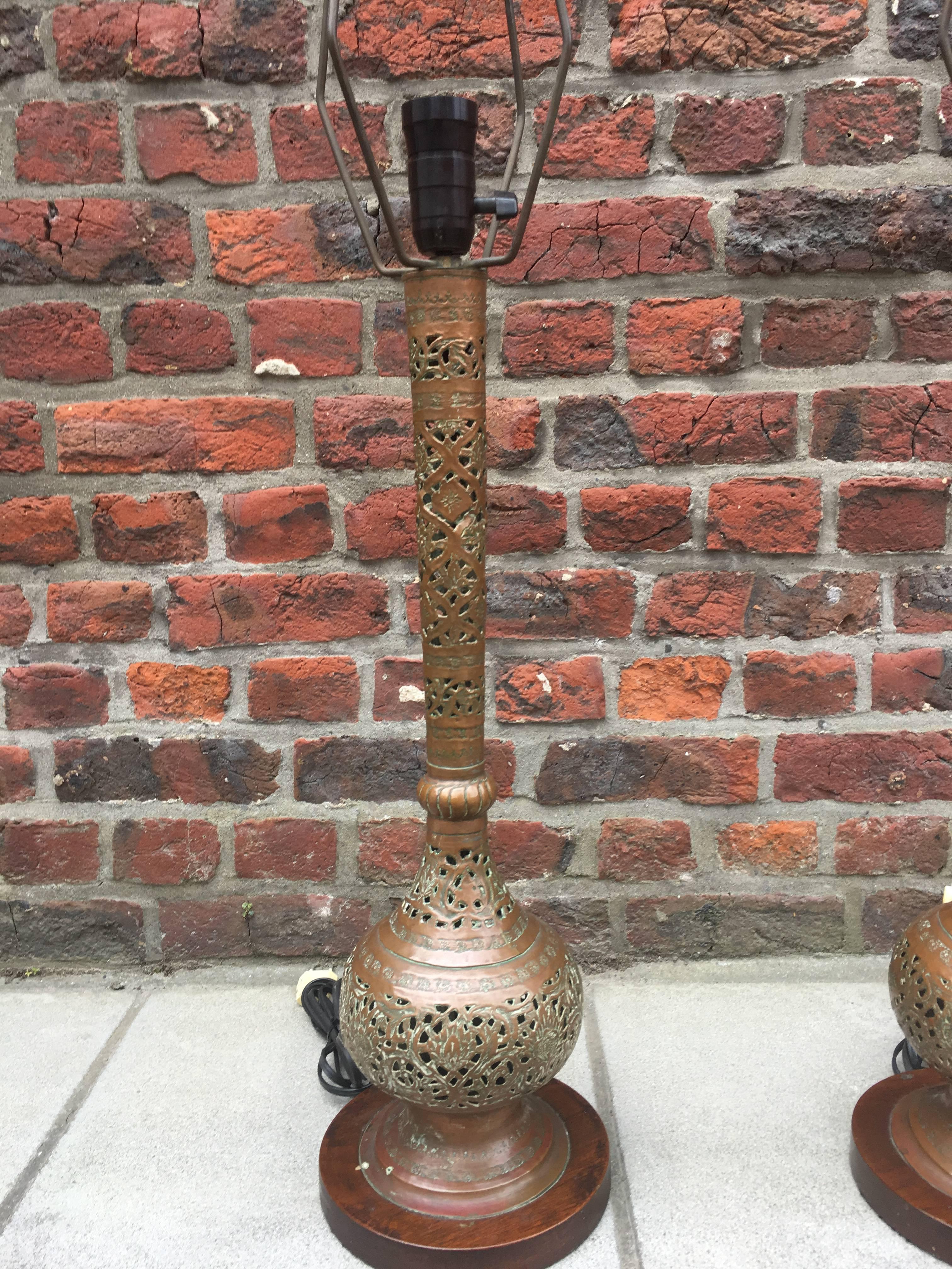 Pair of Orientalist Lamps in Brass and Mahogany, circa 1930 In Excellent Condition For Sale In Saint-Ouen, FR