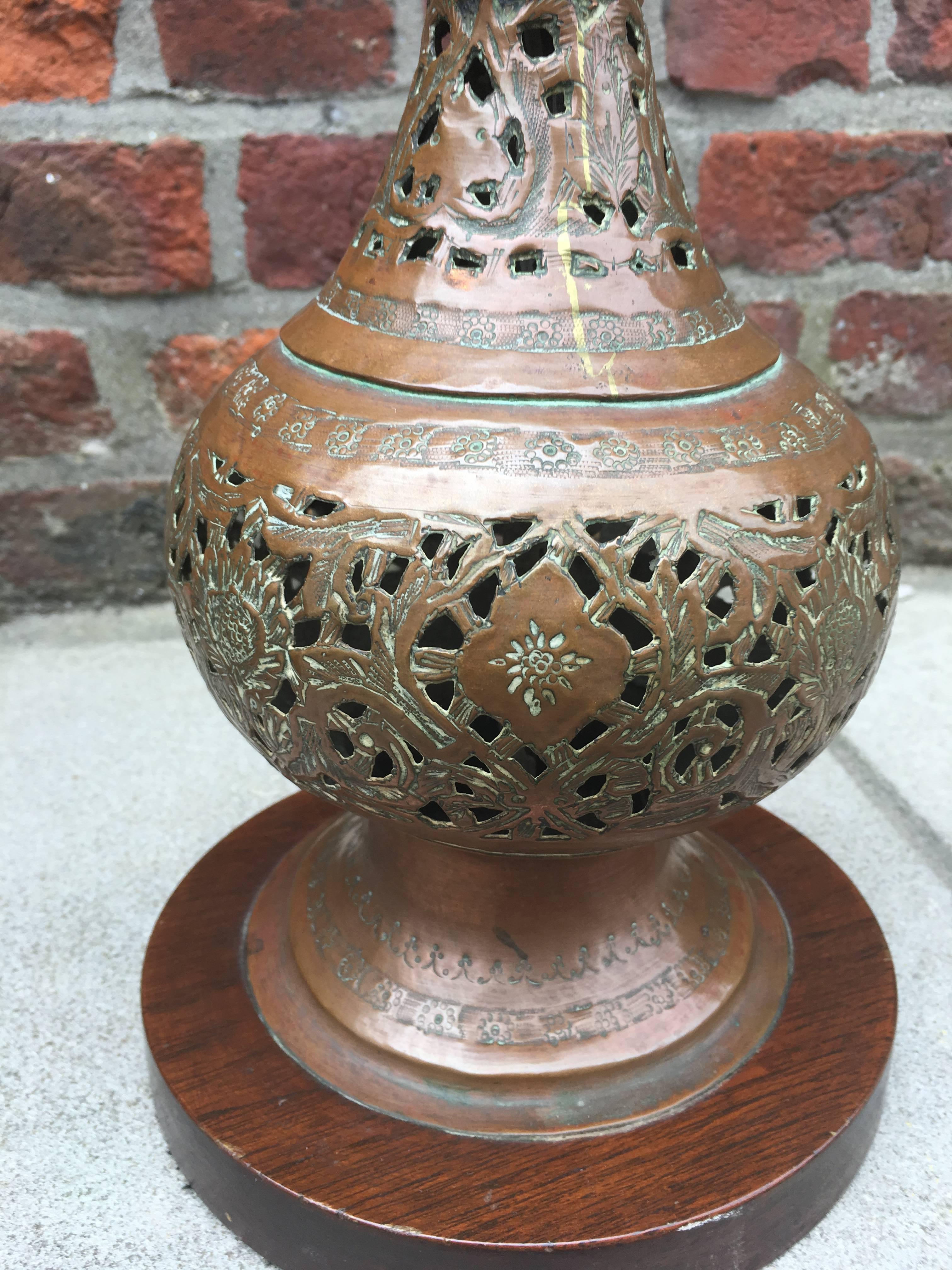 Mid-20th Century Pair of Orientalist Lamps in Brass and Mahogany, circa 1930 For Sale