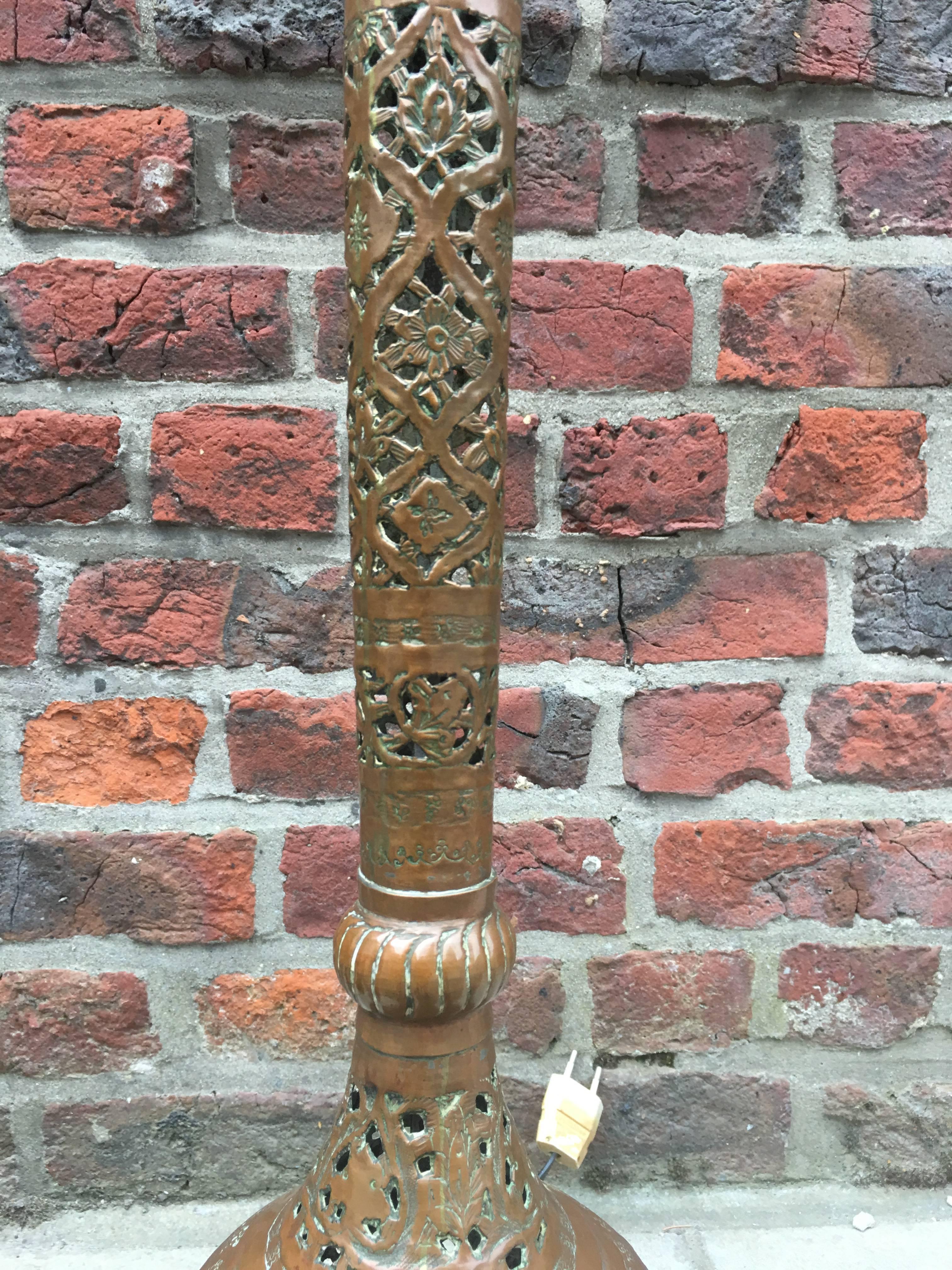 Ein Paar orientalische Lampen aus Messing und Nussbaum um 1930 im Angebot 1