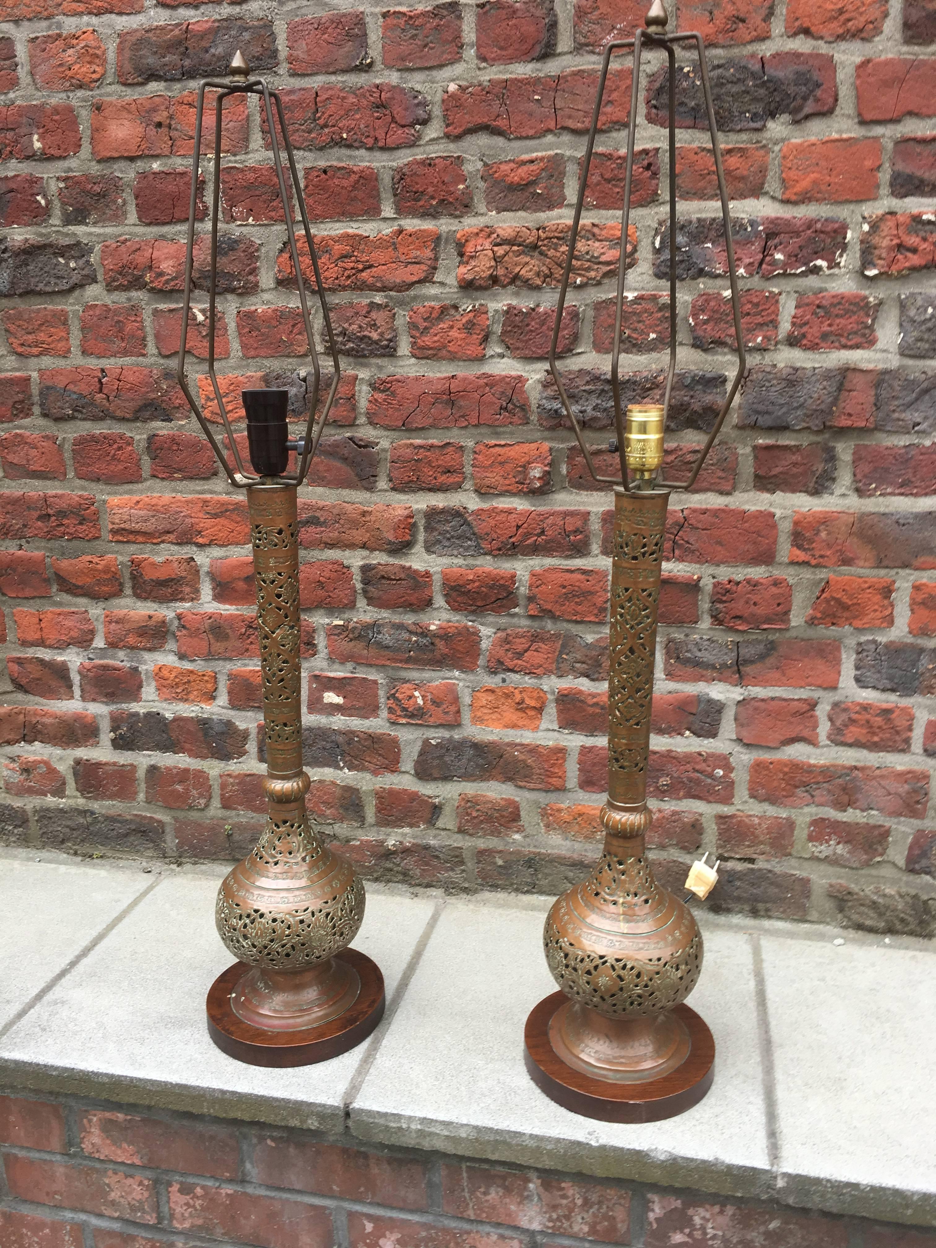 Pair of Orientalist Lamps in Brass and Mahogany, circa 1930 For Sale 3
