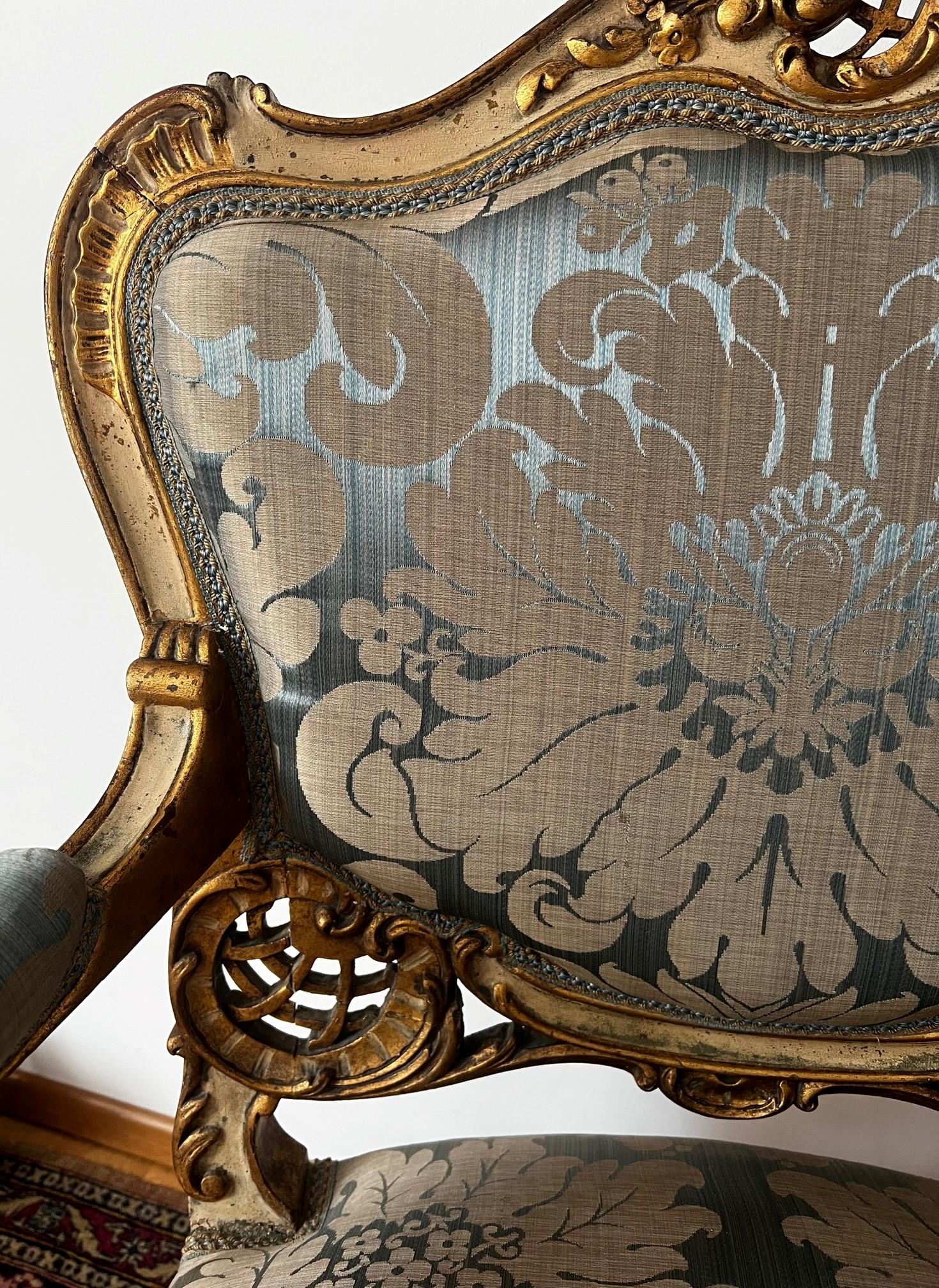 Baroque Paire de chaises d'origine de salon Louis XV du 18ème siècle dorées à l'or en vente