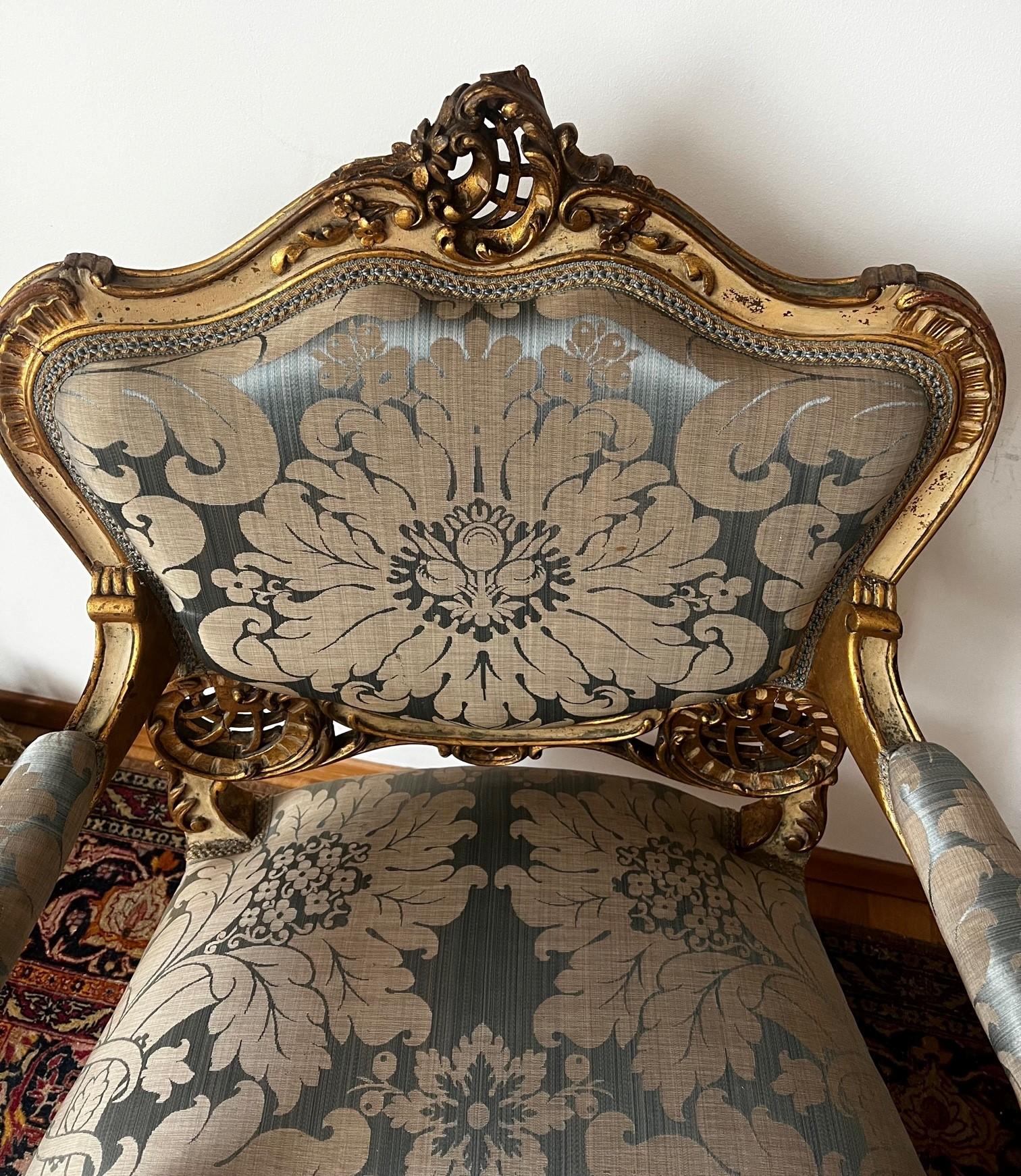 Français Paire de chaises d'origine de salon Louis XV du 18ème siècle dorées à l'or en vente