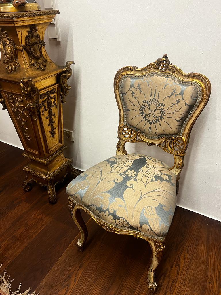 Or Paire de chaises d'origine de salon Louis XV du 18ème siècle dorées à l'or en vente