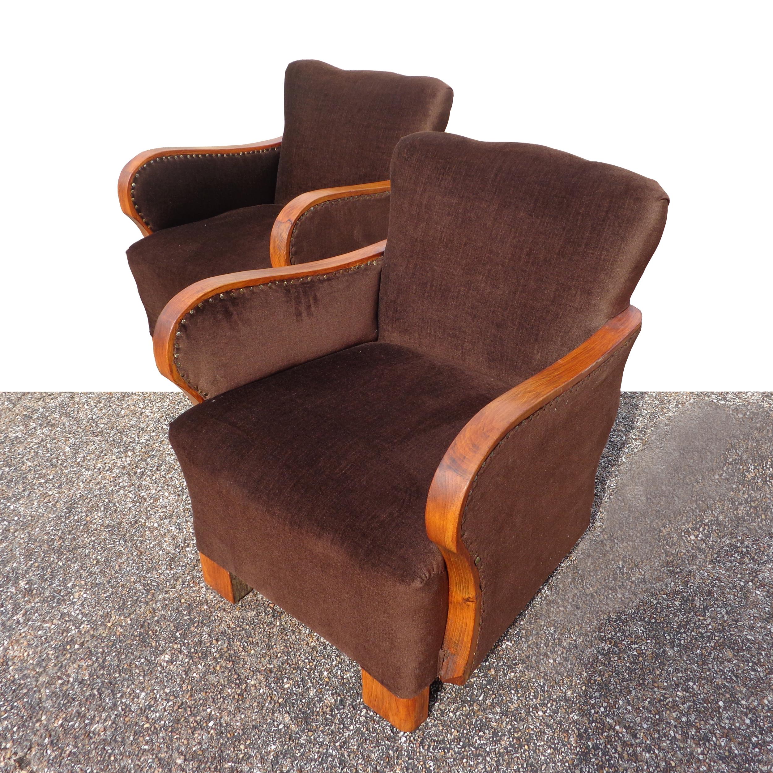 Pair of Art Deco lounge chairs 
 Wonderful curves and details in this vintage pair of lounge chairs form Europe.
Upholstered in a velvet fabric.



 
