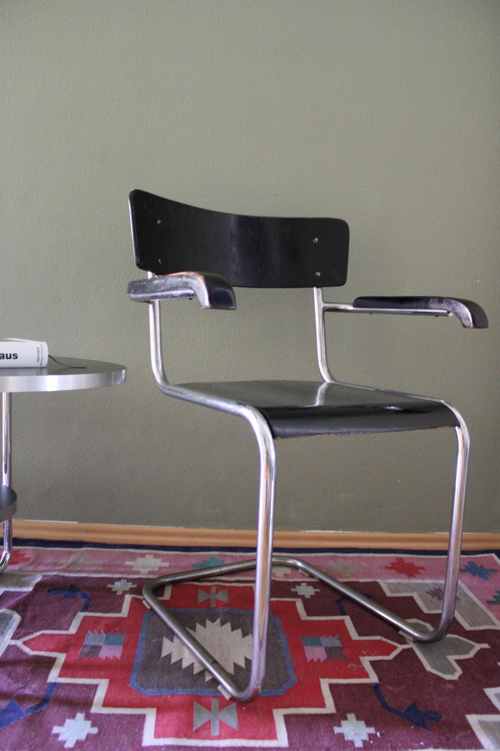 Paar originale Freischwinger-Bauhausstühle aus den 1930er Jahren von Vichr, Tschechien (Metall) im Angebot