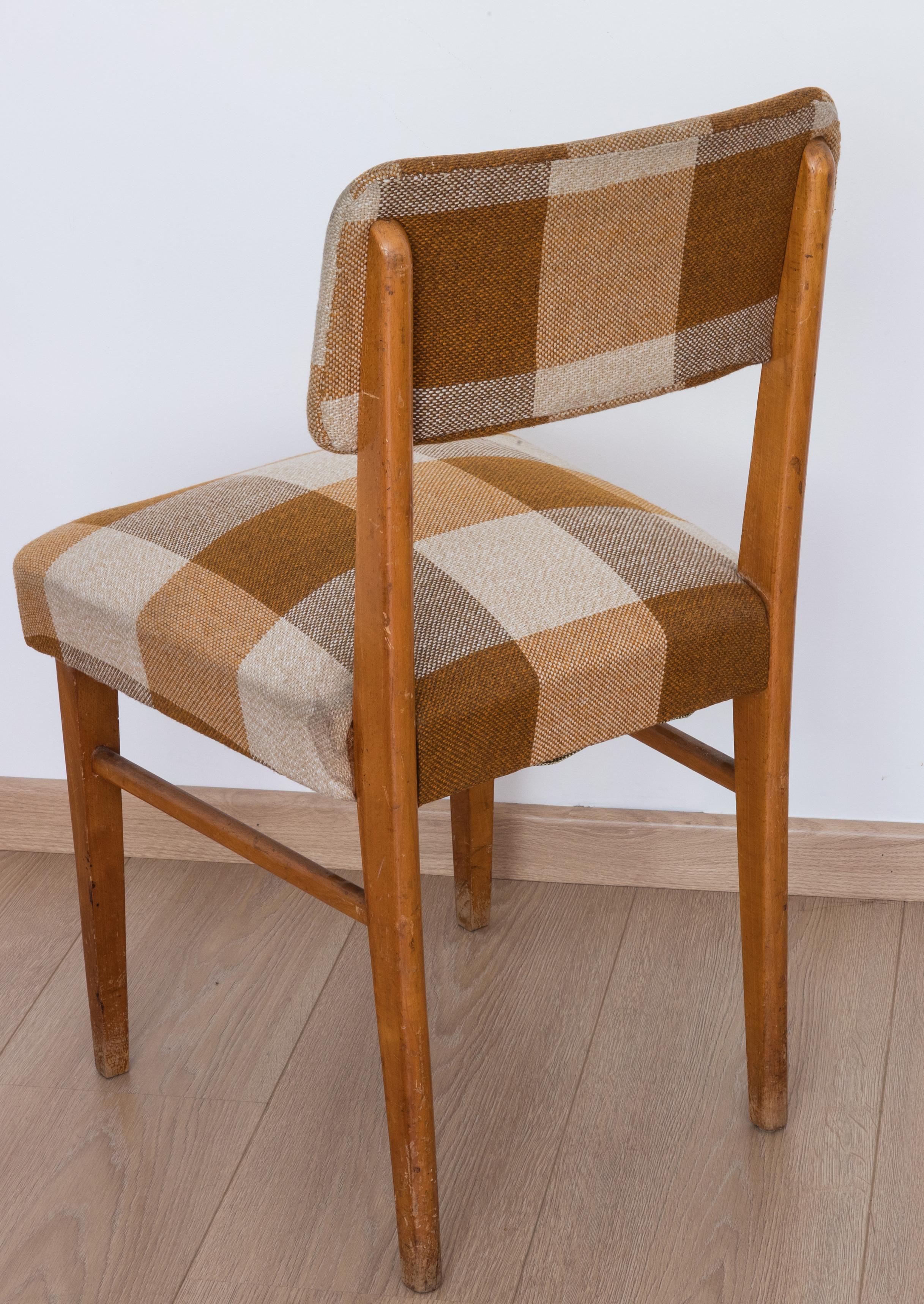 Moderne Paire de chaises originales des années 1950 avec structure en bois et assise recouvertes de tissu en vente