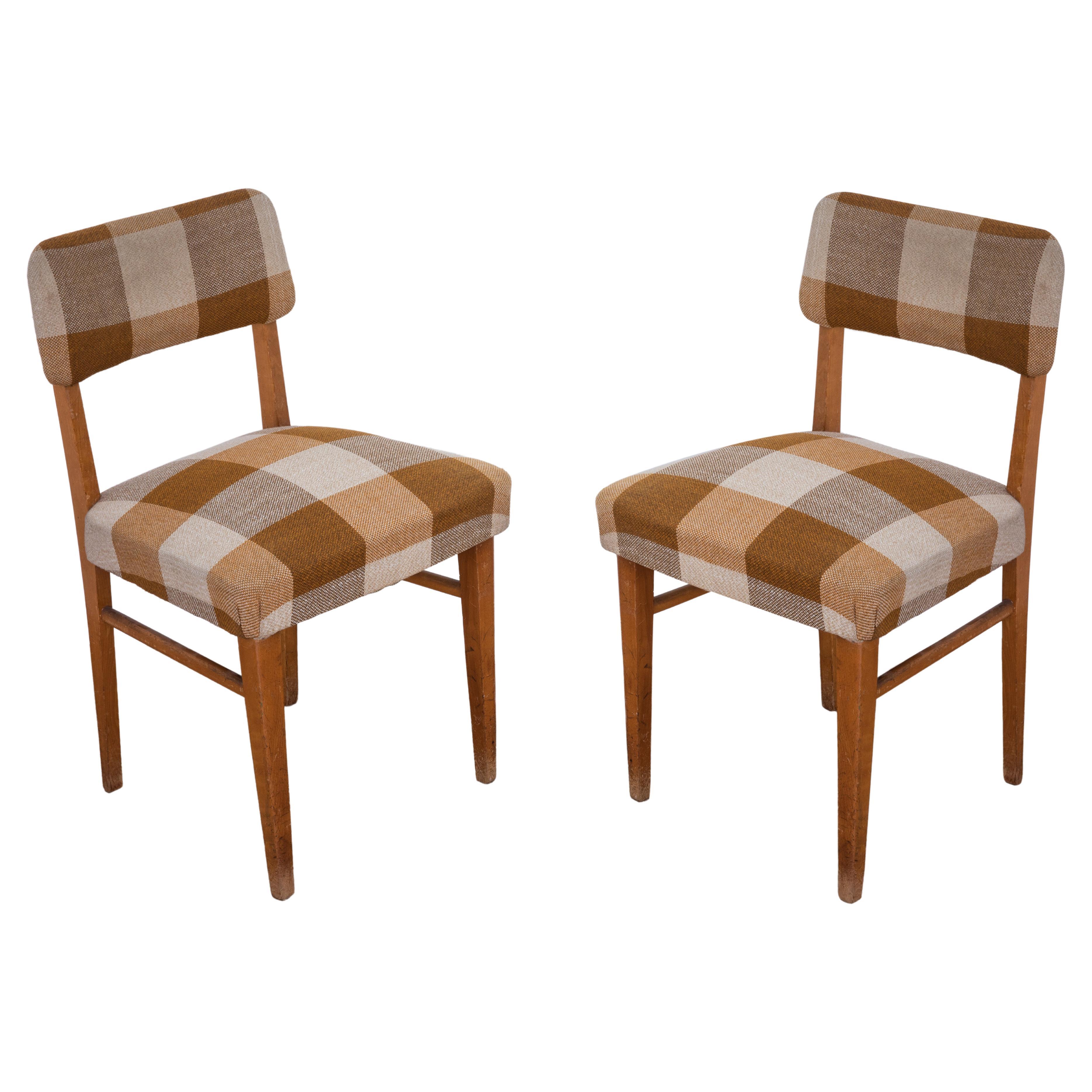 Paire de chaises originales des années 1950 avec structure en bois et assise recouvertes de tissu en vente