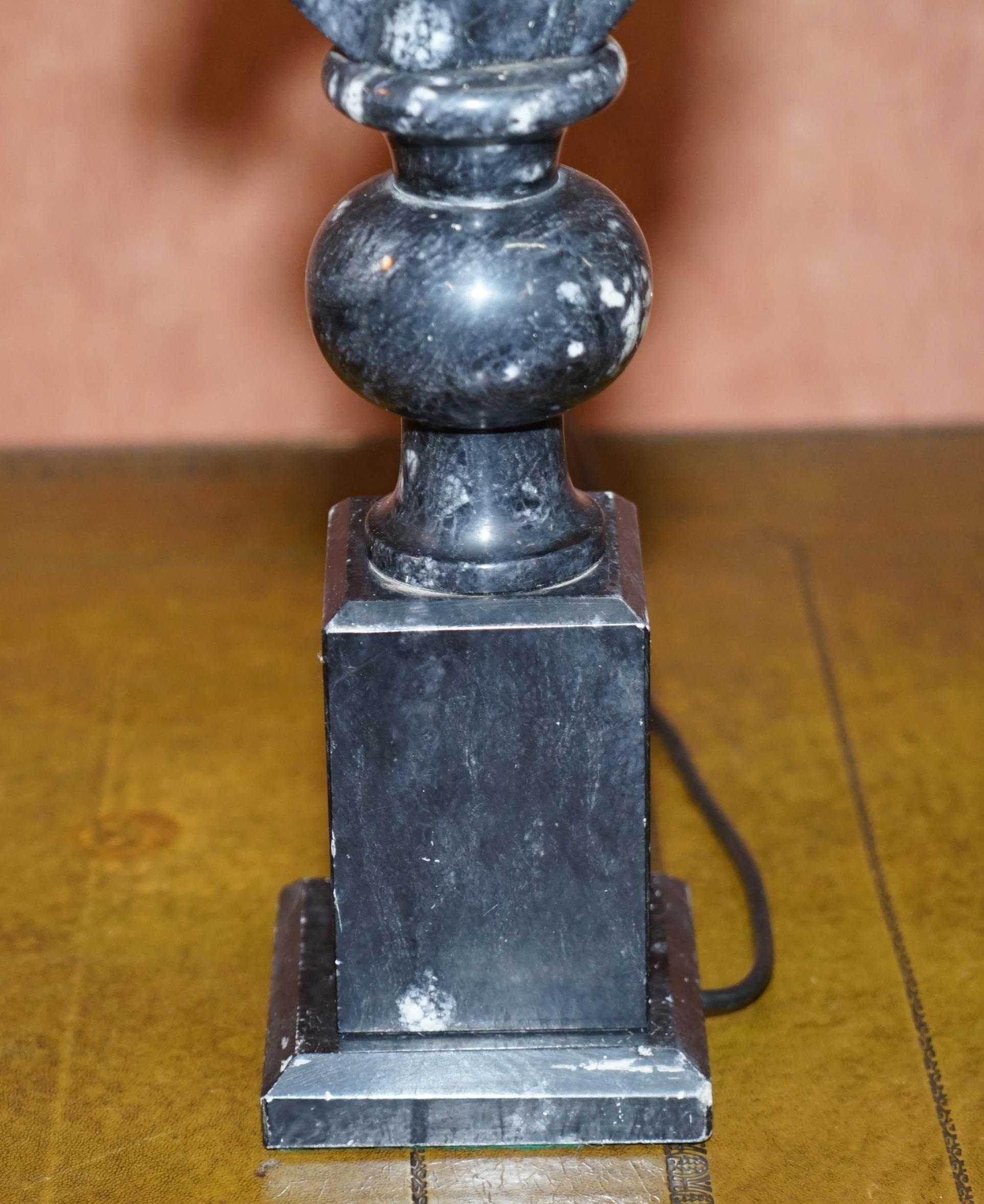 Pareja de lámparas de caballo de ajedrez de mármol de carrara italiano originales de los años 50 totalmente revisadas en venta 8