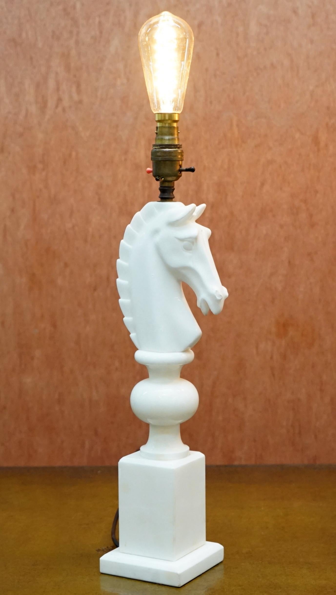 Wir freuen uns, dieses atemberaubende Paar original italienischer Carrara-Marmor-Schachfiguren-Pferde-Ritter-Lampen zum Verkauf anzubieten

Sie sind in absolut atemberaubendem Zustand, vollständig gewartet und mit neuer Verkabelung, sie sind