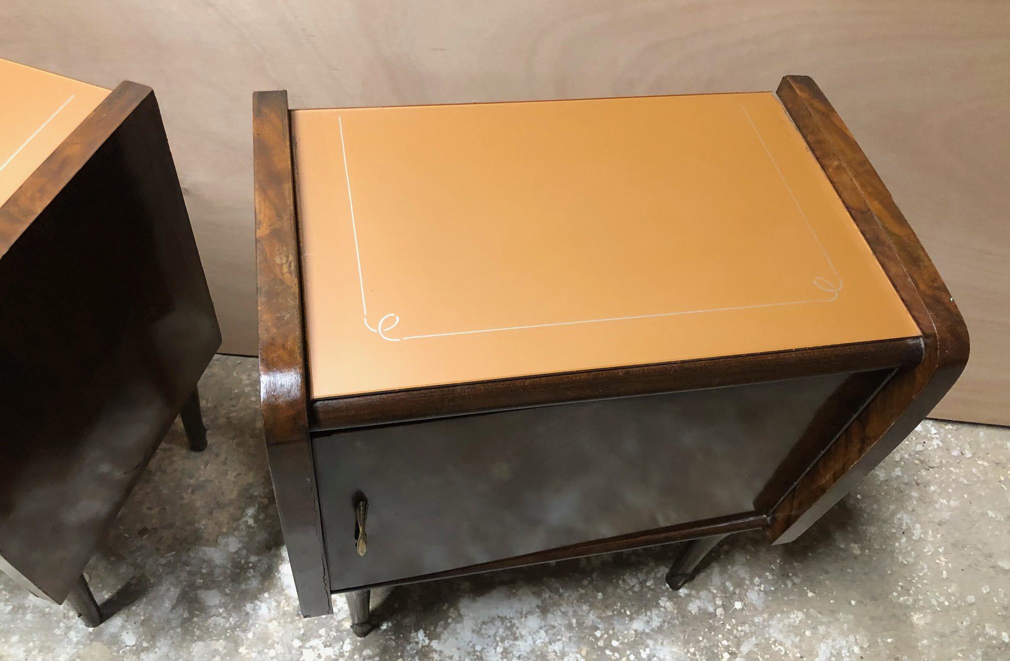 Paire de tables de nuit italiennes d'origine des années 1960 avec plateau en verre de couleur saumon et noyer en vente 4