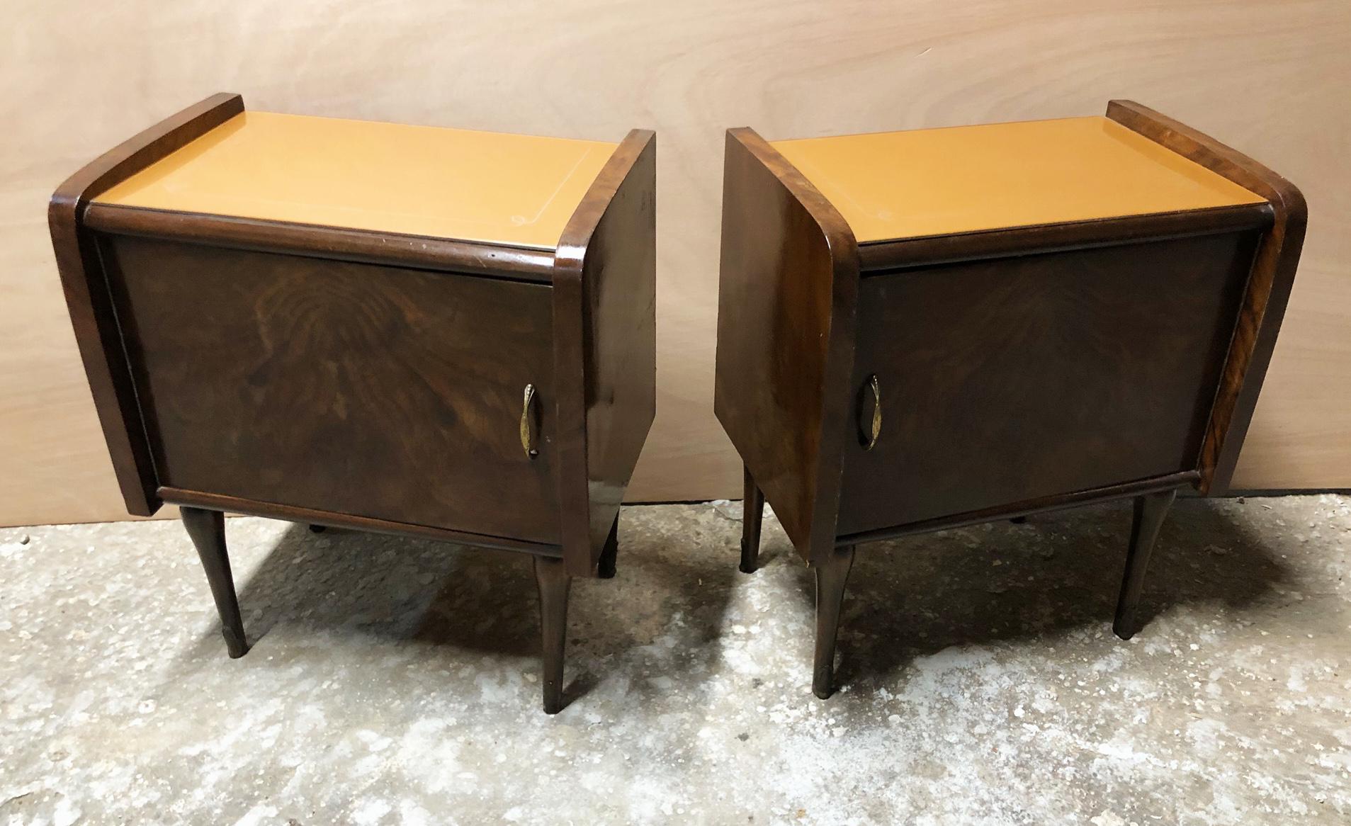 Mid-Century Modern Paire de tables de nuit italiennes d'origine des années 1960 avec plateau en verre de couleur saumon et noyer en vente