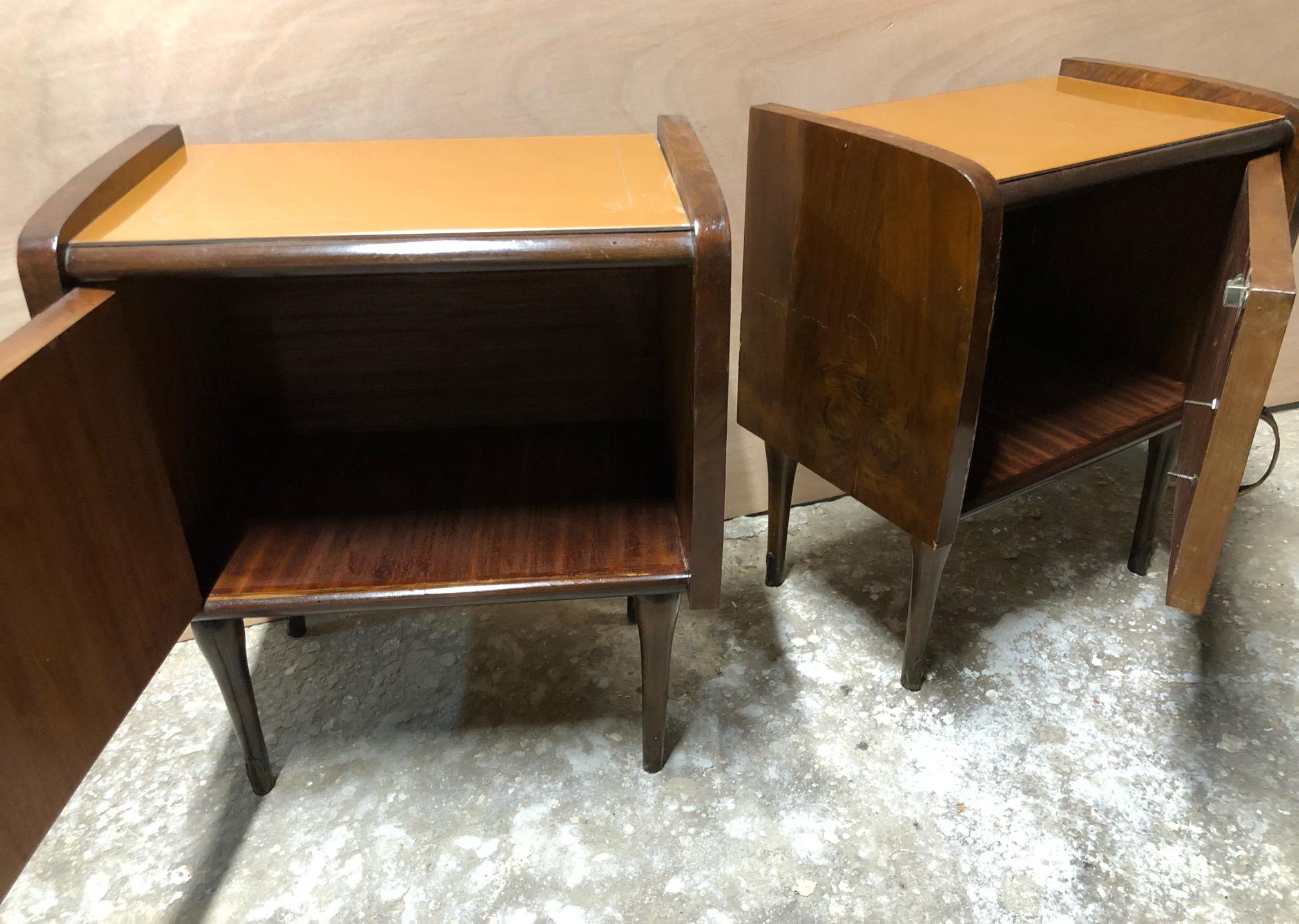 Paire de tables de nuit italiennes d'origine des années 1960 avec plateau en verre de couleur saumon et noyer Bon état - En vente à Buggiano, IT