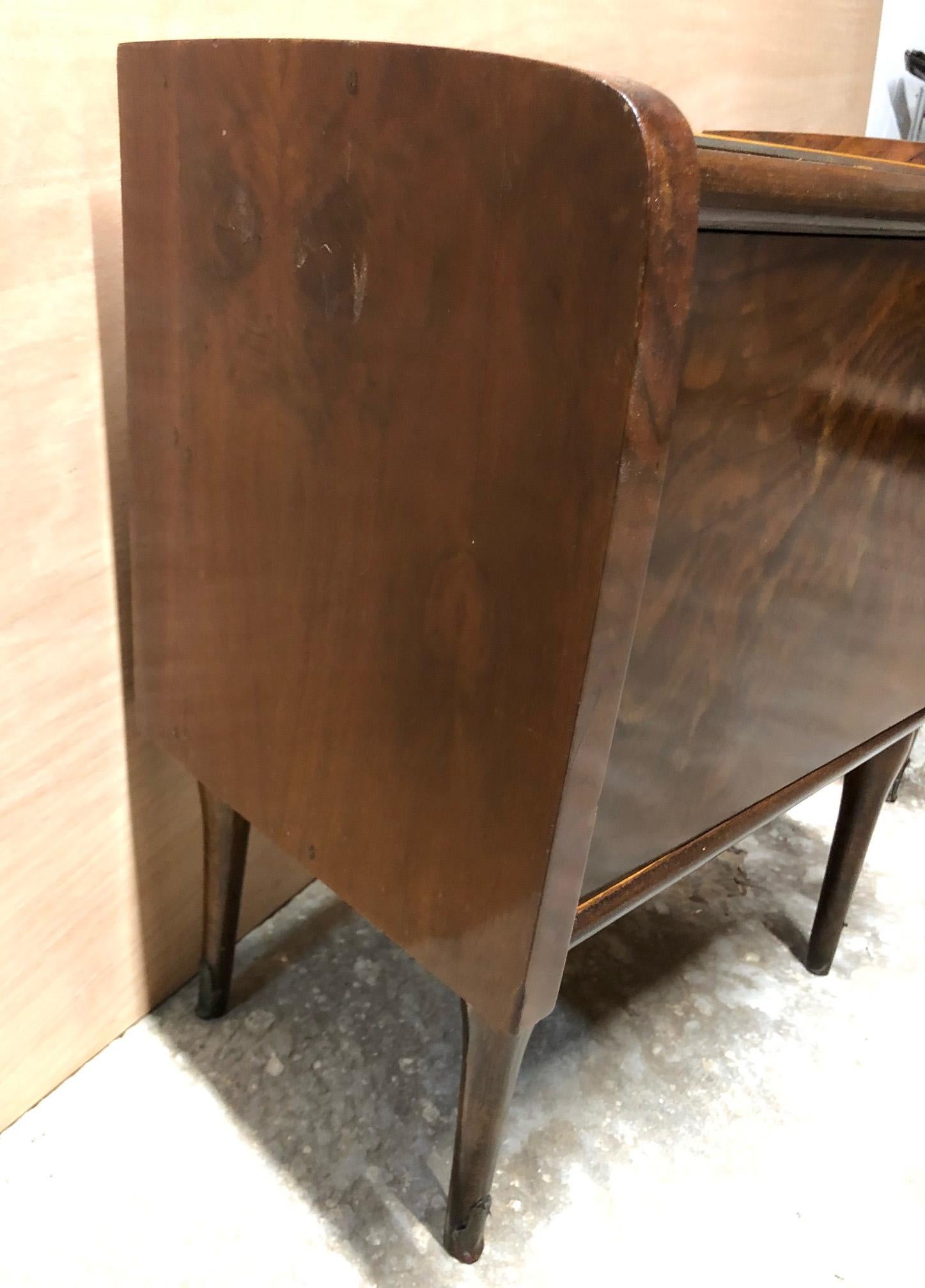 Pair of Original 1960s Italian Nightstands with Salmon-Colored Glass Top Walnut For Sale 1