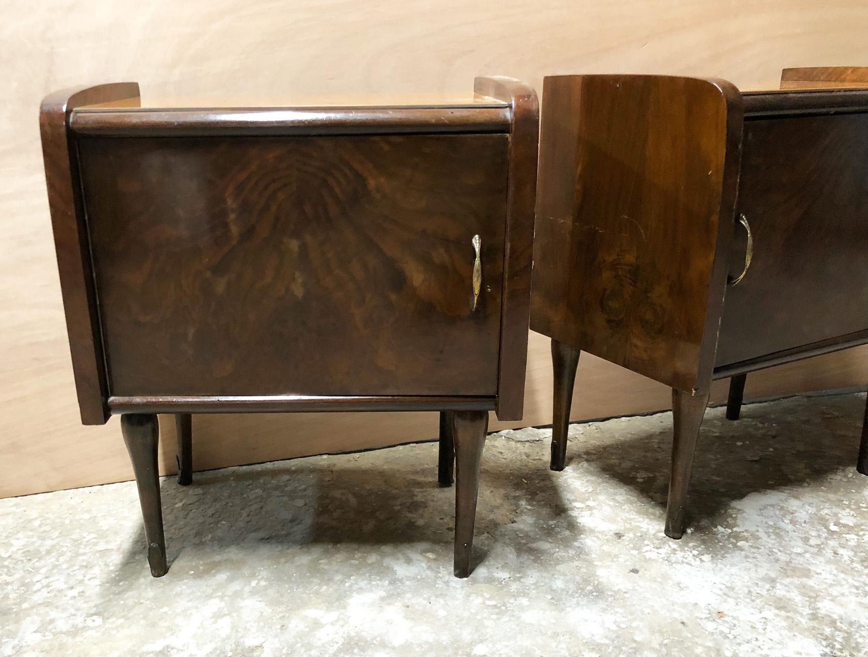 Pair of Original 1960s Italian Nightstands with Salmon-Colored Glass Top Walnut For Sale 2