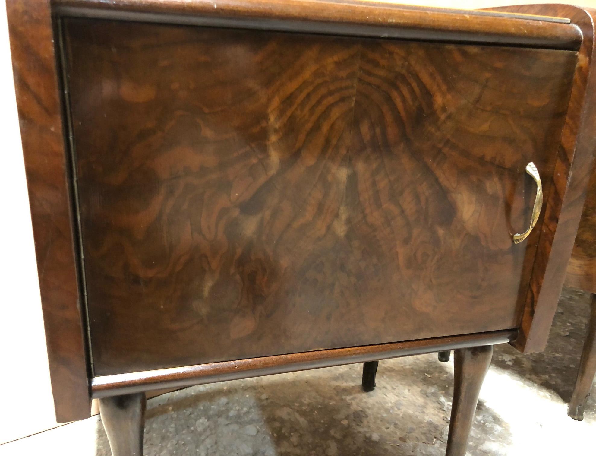 Pair of Original 1960s Italian Nightstands with Salmon-Colored Glass Top Walnut For Sale 3