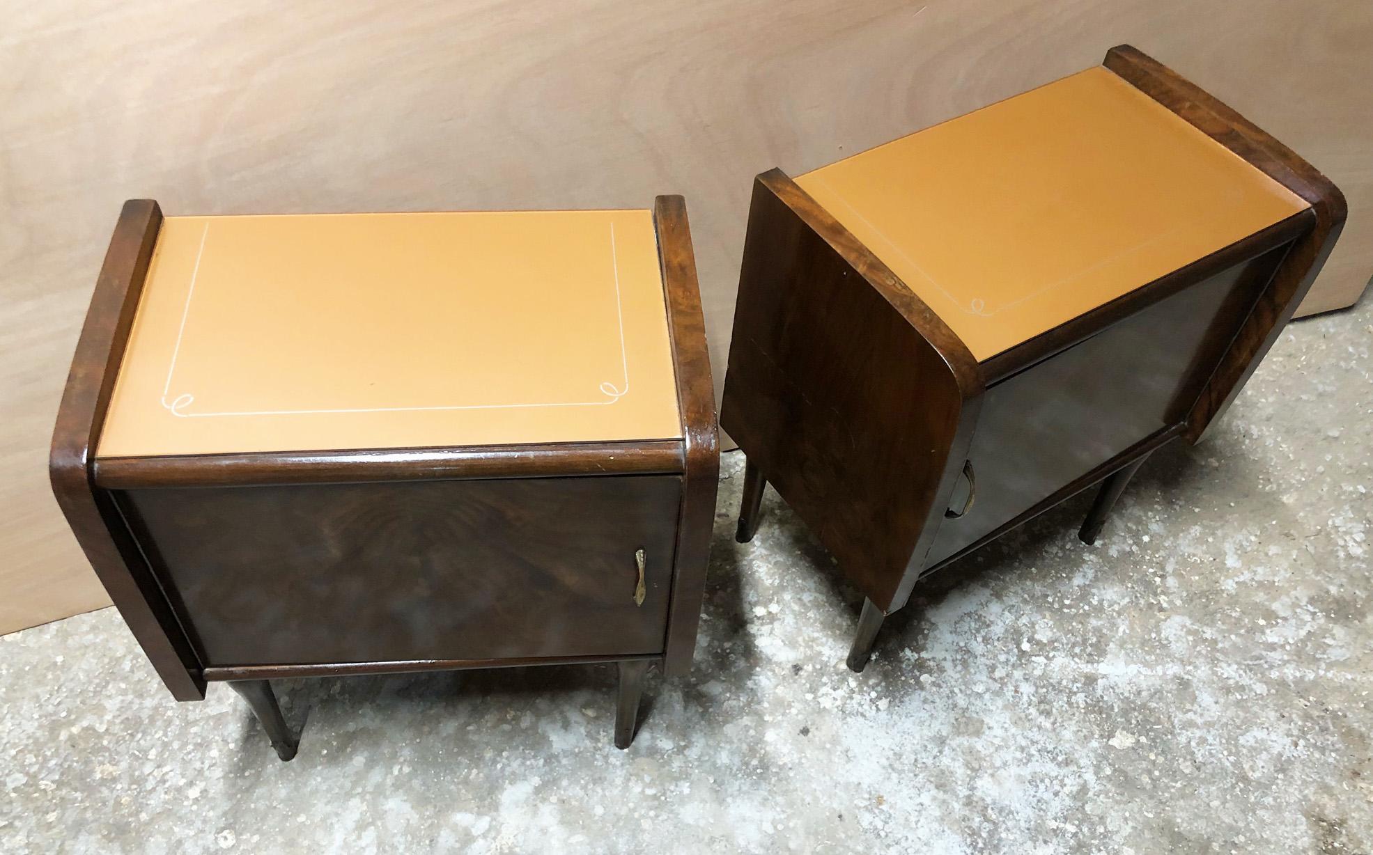 Paire de tables de nuit italiennes d'origine des années 1960 avec plateau en verre de couleur saumon et noyer en vente 3