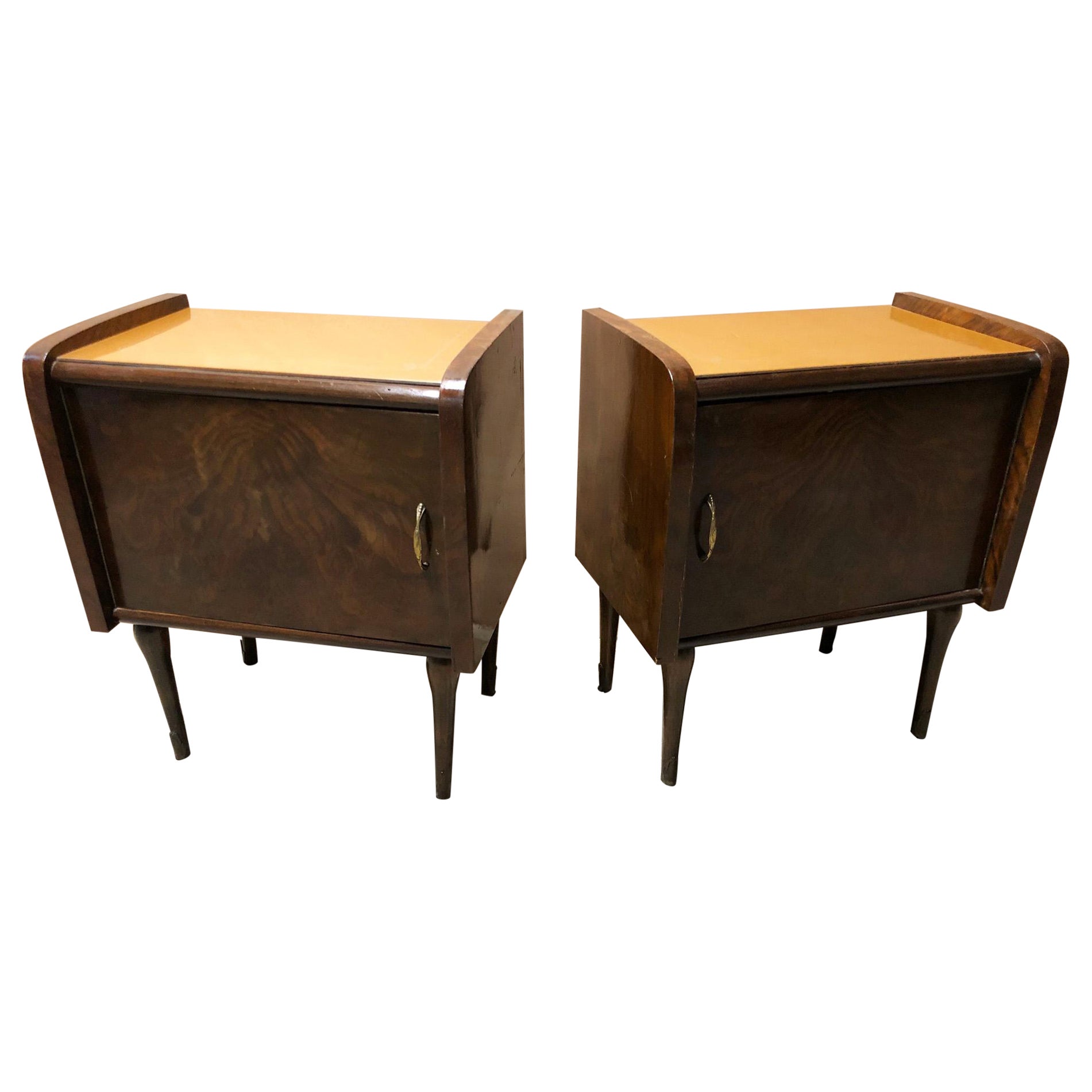 Coppia di comodini italiani originali degli anni '60 con piano in vetro color salmone in noce in vendita