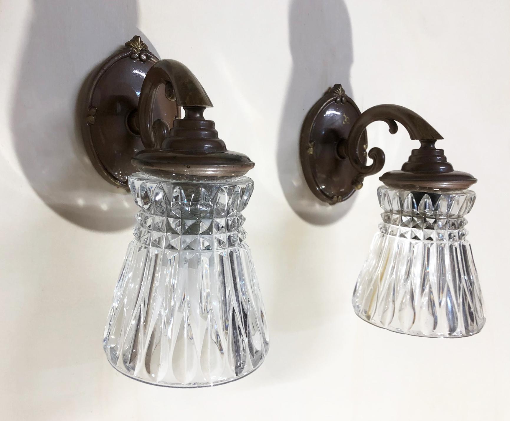 Pair of original 1970 Italian brass wall lamps, bronzed color. Original glass
They can also be installed upside down.
In working condition.
Equipped with original 20th century European wiring.
We recommend buyer consults an experienced