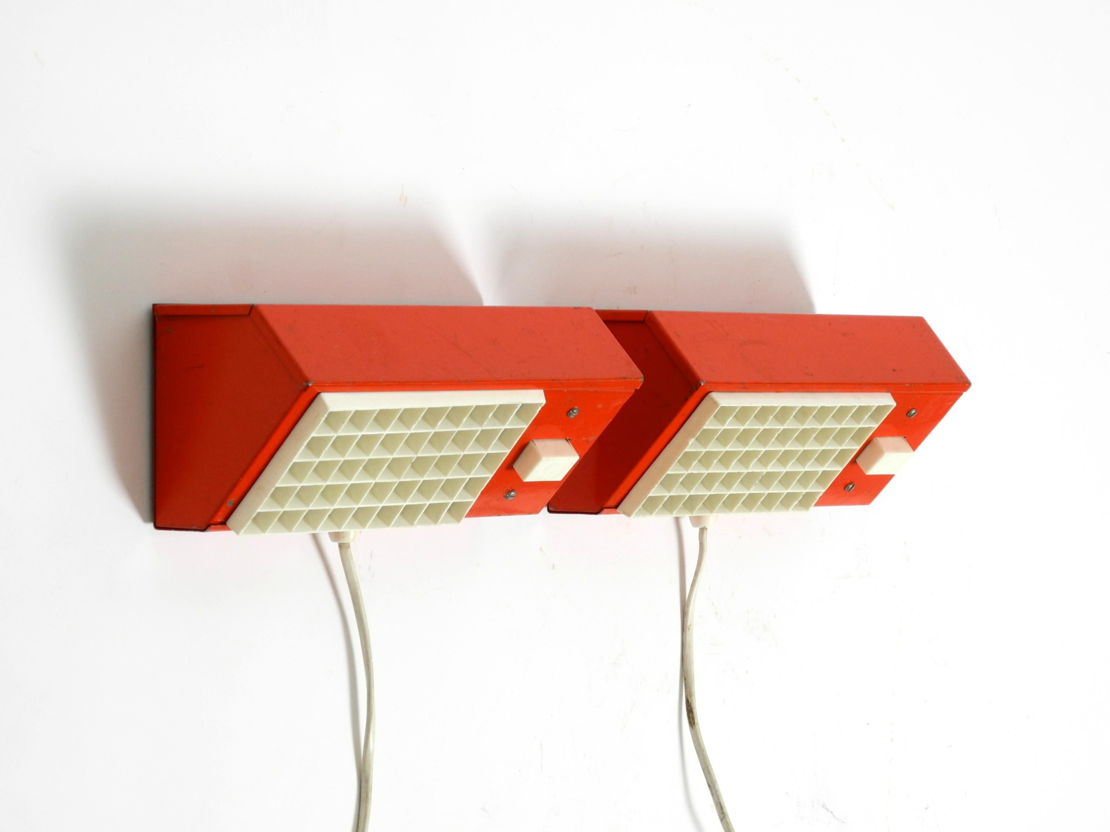 Zwei originale rote Metallwandlampen aus den 1960er Jahren von Hans Agne Jakobsson, Typ 9005.
Hersteller ist Elidus. Hergestellt in Schweden. Mit Original Label auf der Rückseite.
Tolles, minimalistisches skandinavisches Industriedesign in gutem