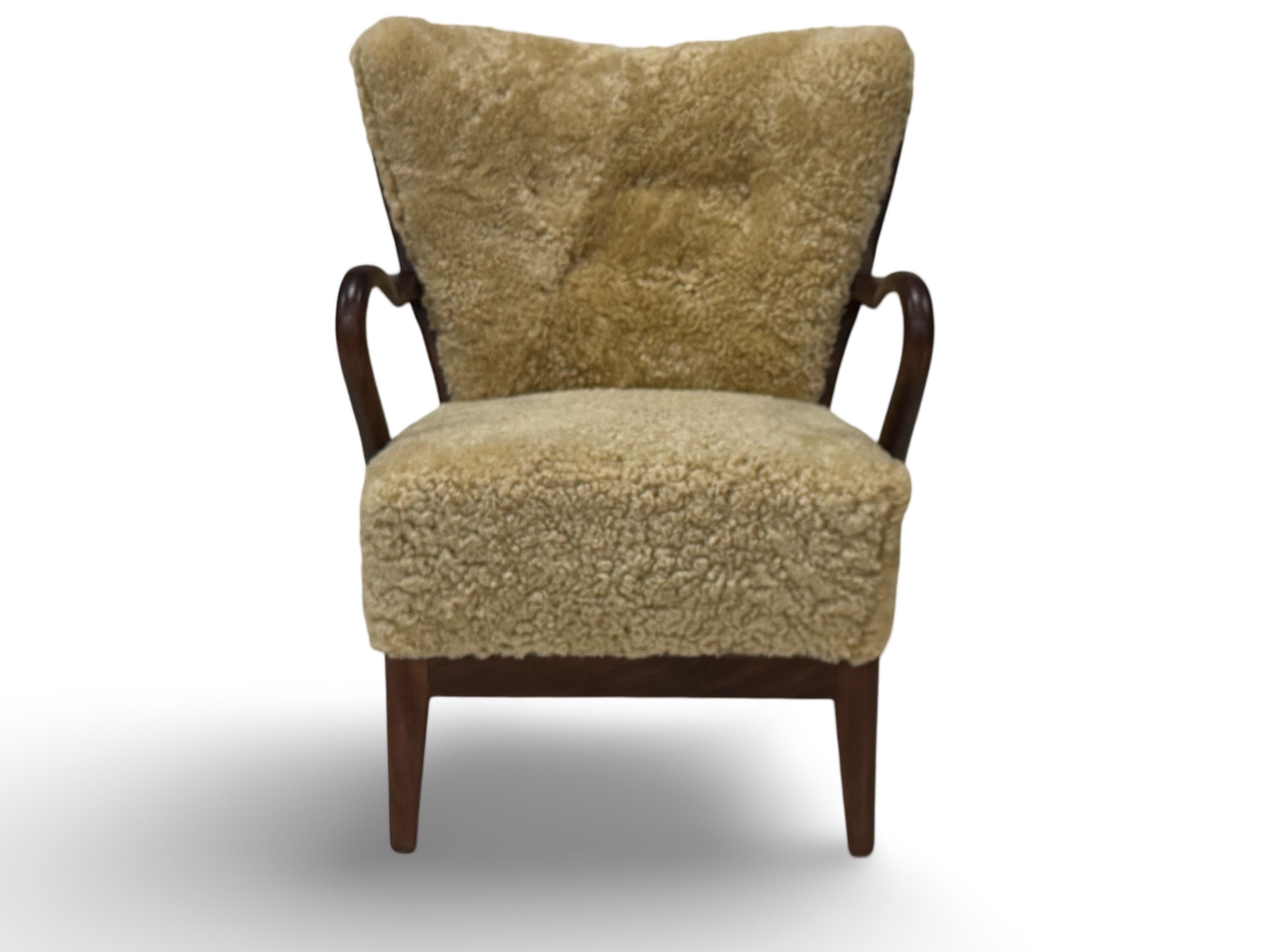 Paar originale Alfred Christensen, Slagelse Møbelværk, Loungesessel (Schaffell und Schafleder) im Angebot