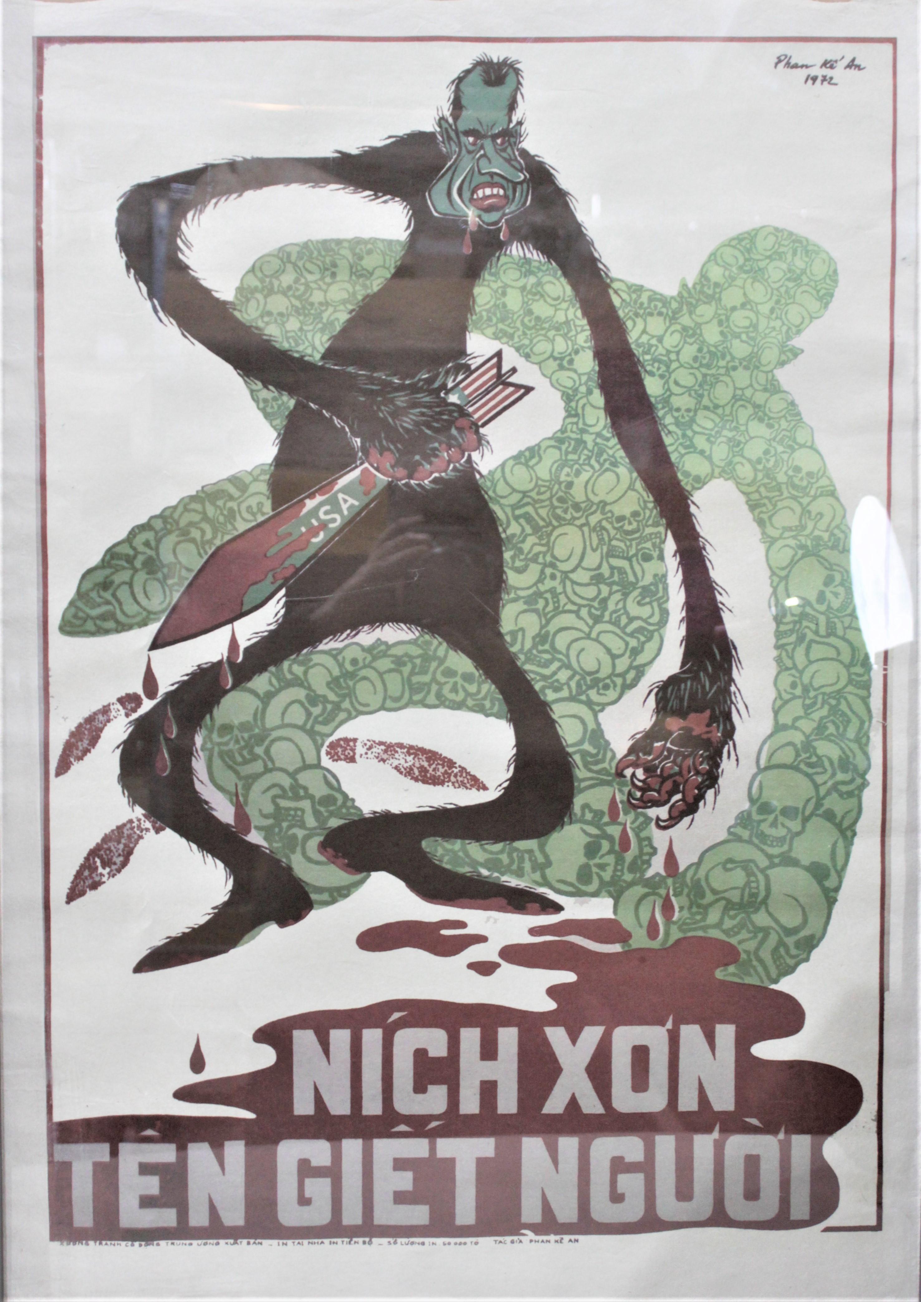 Dieser Satz von zwei Vintage-Postern wurde in den frühen 1970er Jahren in Vietnam aus Protest gegen den Vietnamkrieg und insbesondere gegen Präsident Nixon hergestellt. Diese farbenfrohen Plakate sind auf dickem, möglicherweise handgeschöpftem