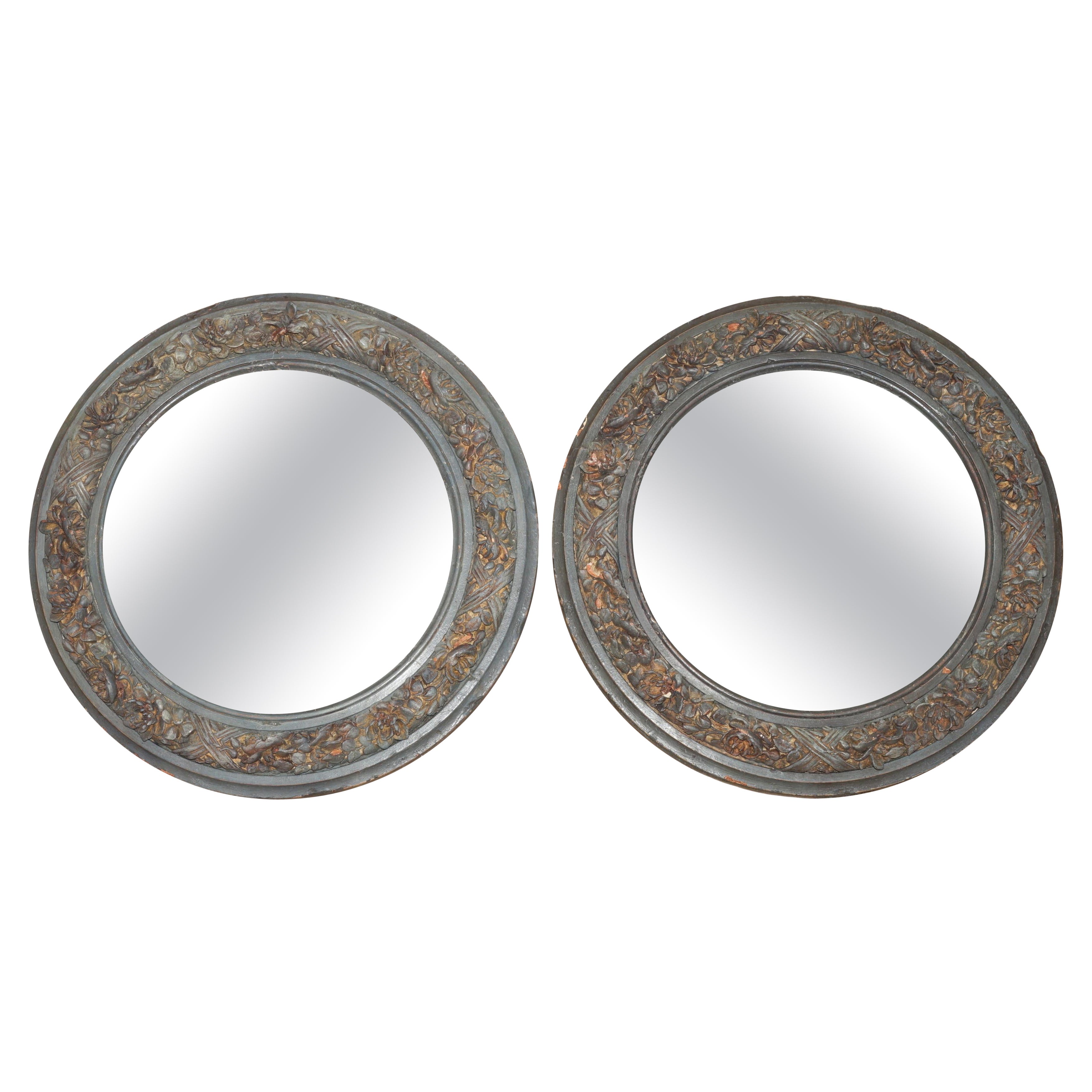 Paire d'originaux miroirs de style antique en verre bouclé, fortement sculptés