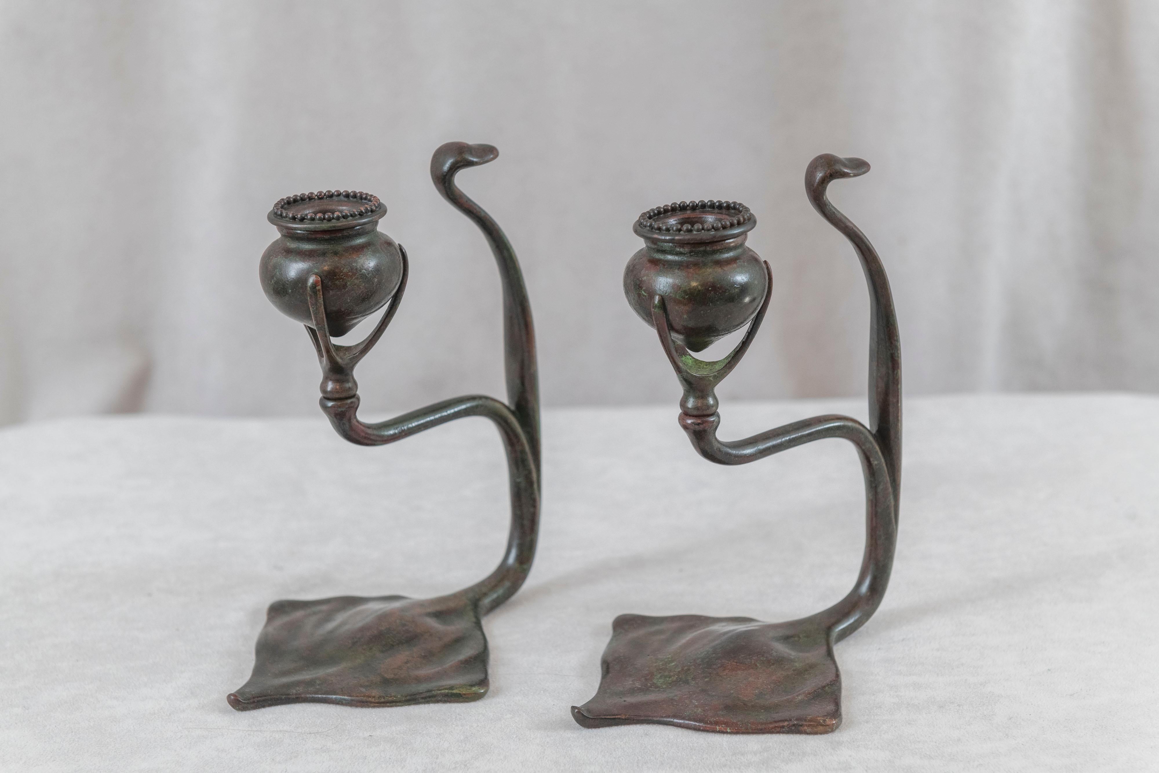 Originale, antike Tiffany Studious-Kerzenständer, „Cobra-Muster“, ca. 1905, Paar (Bronze) im Angebot