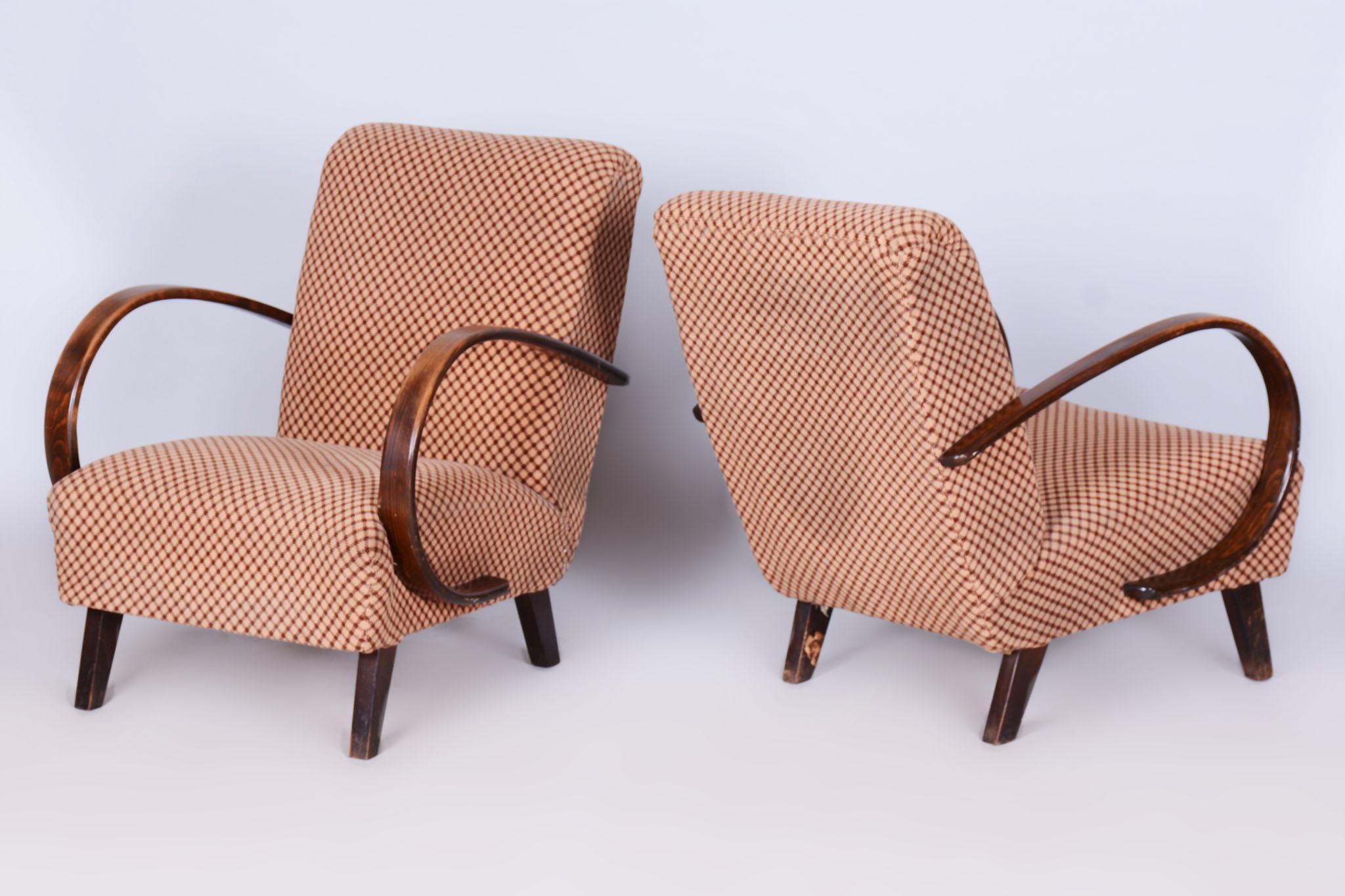 Paire de fauteuils Art Déco conçus par Jindrich Halabala

Période : 1930-1939
Concepteur : Jindrich Halabala
Fabricant : Up&Up Zavody
Source : Tchécoslovaquie (Czechoslovakia)
Matériau : Hêtre

Cette paire de fauteuils Art déco date du début du XXe