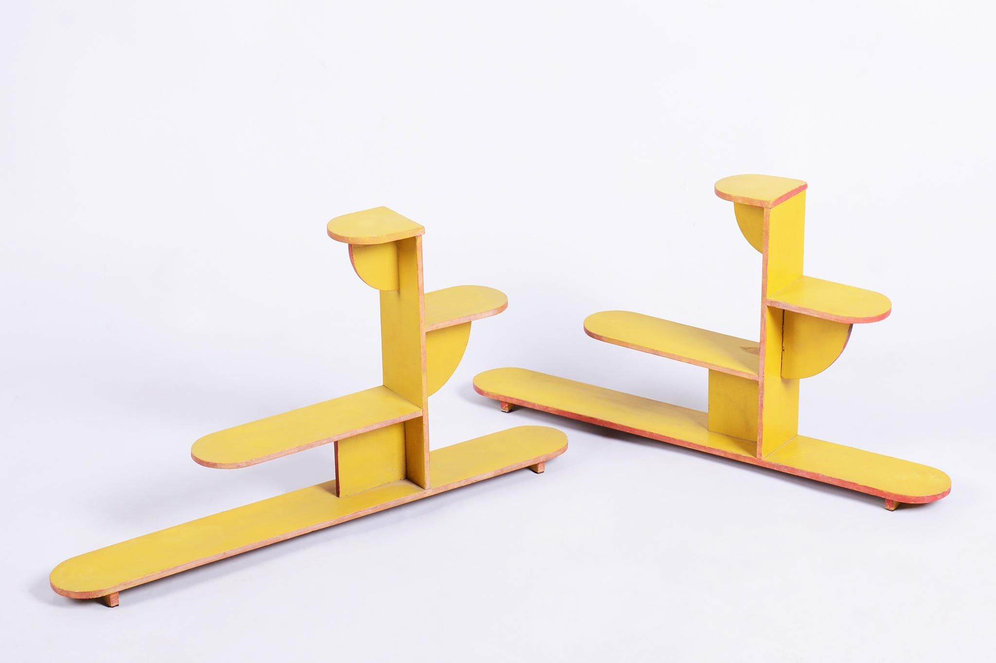 Cette paire originale de porte-fleurs Art déco provient de Tchécoslovaquie et date des années 1930. Leur design à la fois ludique et fonctionnel aux formes organiques est typique de cette période.

Les supports sont fabriqués en bois laqué et ont