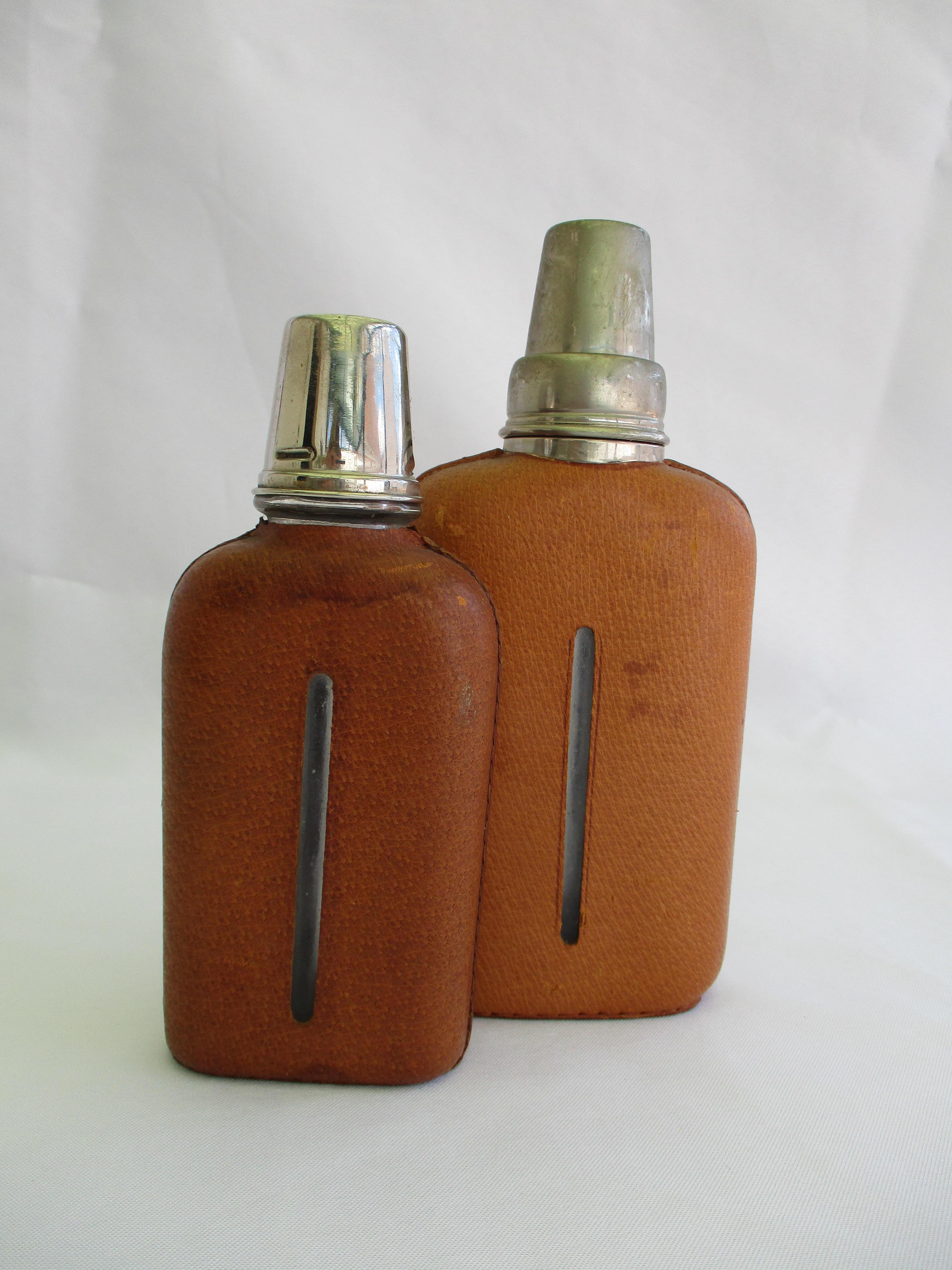 Ein Paar originale, mit Leder umwickelte Aubock-Hip-Flasks aus Leder  im Angebot 3