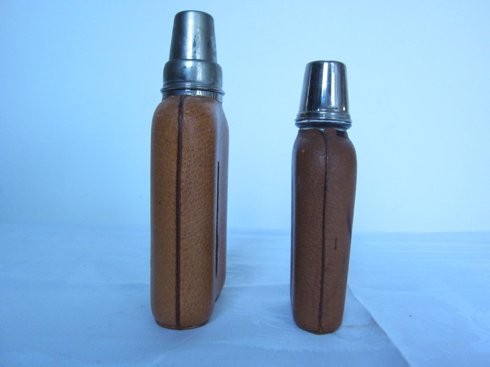 Fabriqué à Vienne par Carl Aubock II. 2 bouteilles vintage sculpturales. La plus grande bouteille est livrée avec deux verres à shot dans le Screw cap et la plus petite avec un verre à shot. Tous deux sont fabriqués en laiton chromé.
Quelques traces