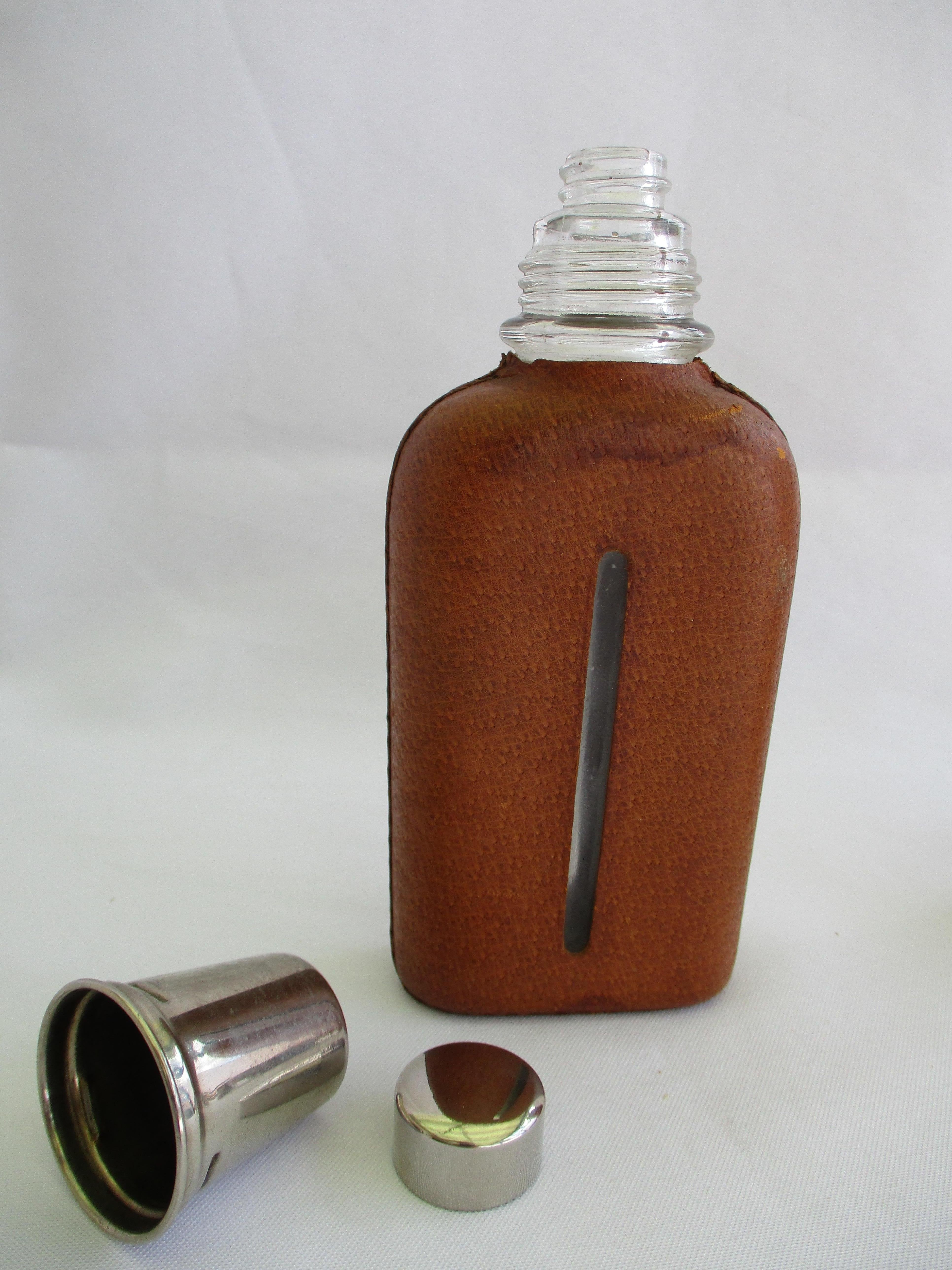 Pair of original Aubock leather wraped Hip Flasks In Good Condition For Sale In Vienna, AT