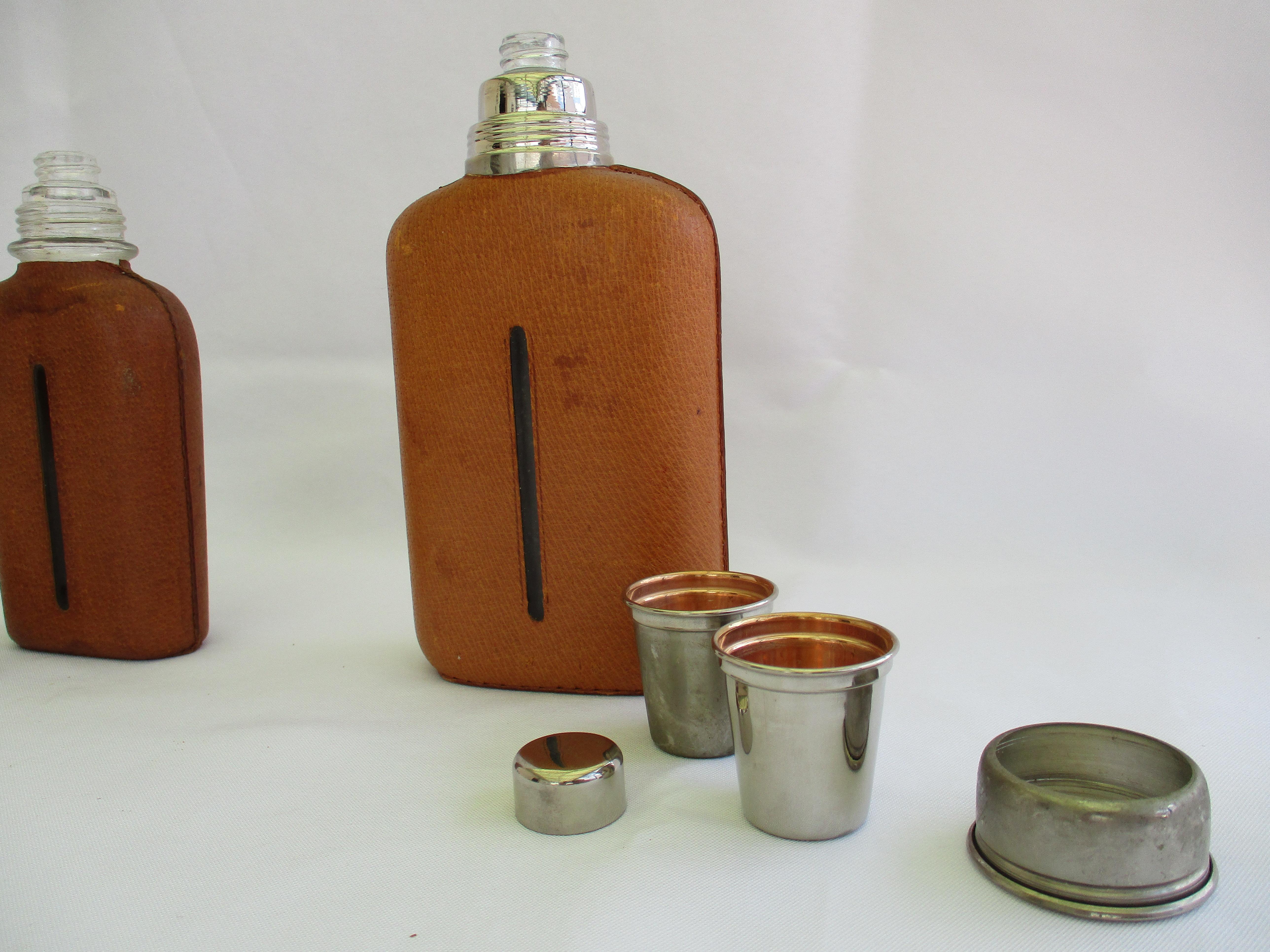Ein Paar originale, mit Leder umwickelte Aubock-Hip-Flasks aus Leder  (20. Jahrhundert) im Angebot