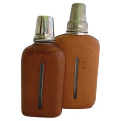 Ein Paar originale, mit Leder umwickelte Aubock-Hip-Flasks aus Leder 