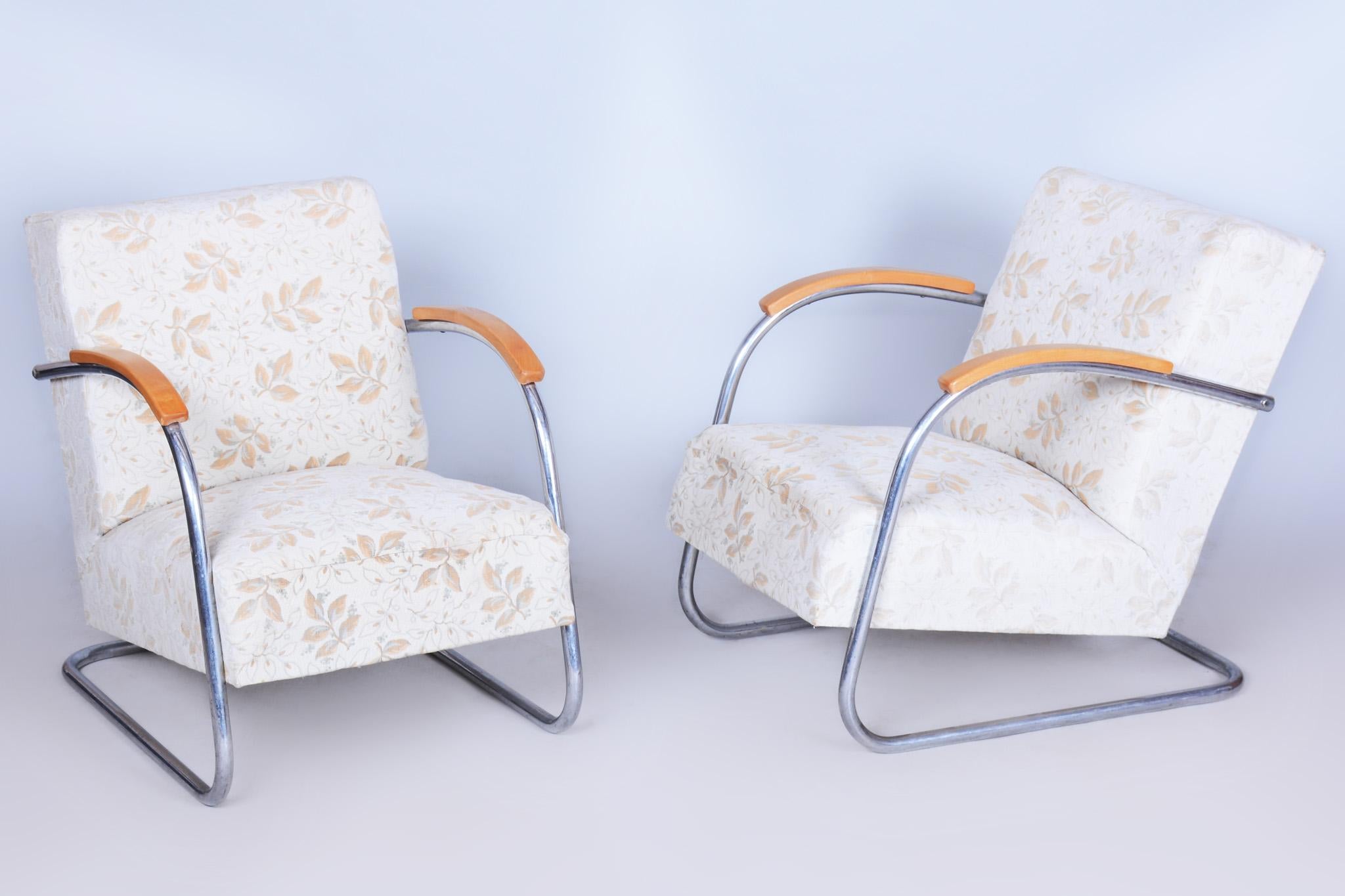 Cette paire de fauteuils des années 1930 est un exemple emblématique du design Bauhaus, produit en Tchécoslovaquie par la célèbre société Mücke - Melder, modèle de catalogue Fn 21 Famos. Les chaises se caractérisent par une élégance minimaliste et