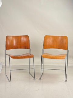 Pareja de originales sillas apilables 40/4 de cromo y contrachapado de David Rowland