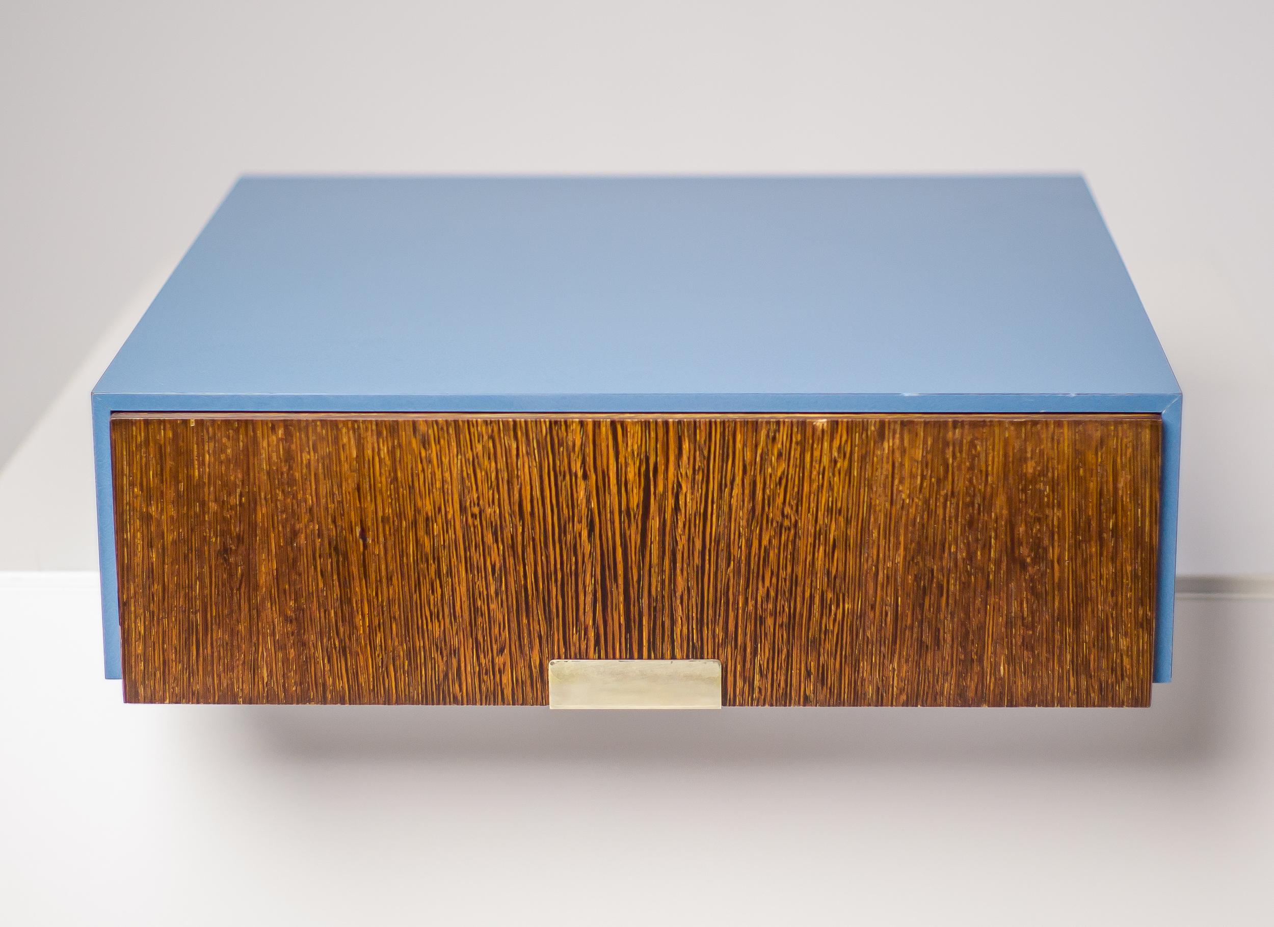 Très rare paire de tiroirs originale fabriquée en 1958 exclusivement pour les chambres de l'hôtel SAS Royal à Copenhague. Y compris les supports muraux d'origine en acier inoxydable. Une pièce de musée !
Réalisé en wengé et en Formica bleu, par