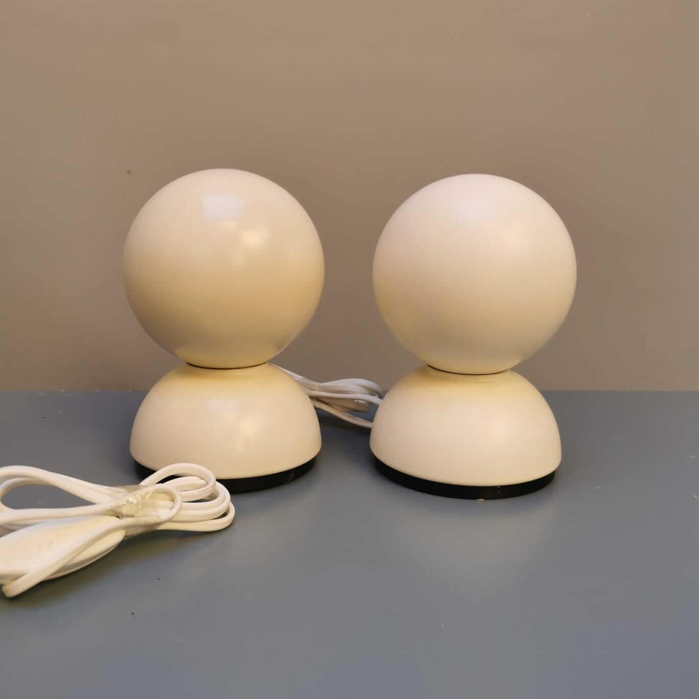 Les deux lampes iconiques Eclisse conçues par Vico Magistretti témoignent d'une élégance intemporelle et d'un design innovant. Créées dans les années 1960, ces lampes sont devenues des icônes dans le monde de l'éclairage. Leur forme distinctive et