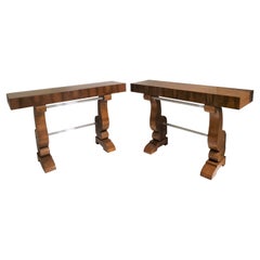 Pareja de consolas originales francesas de dos patas de nogal burl y cristal