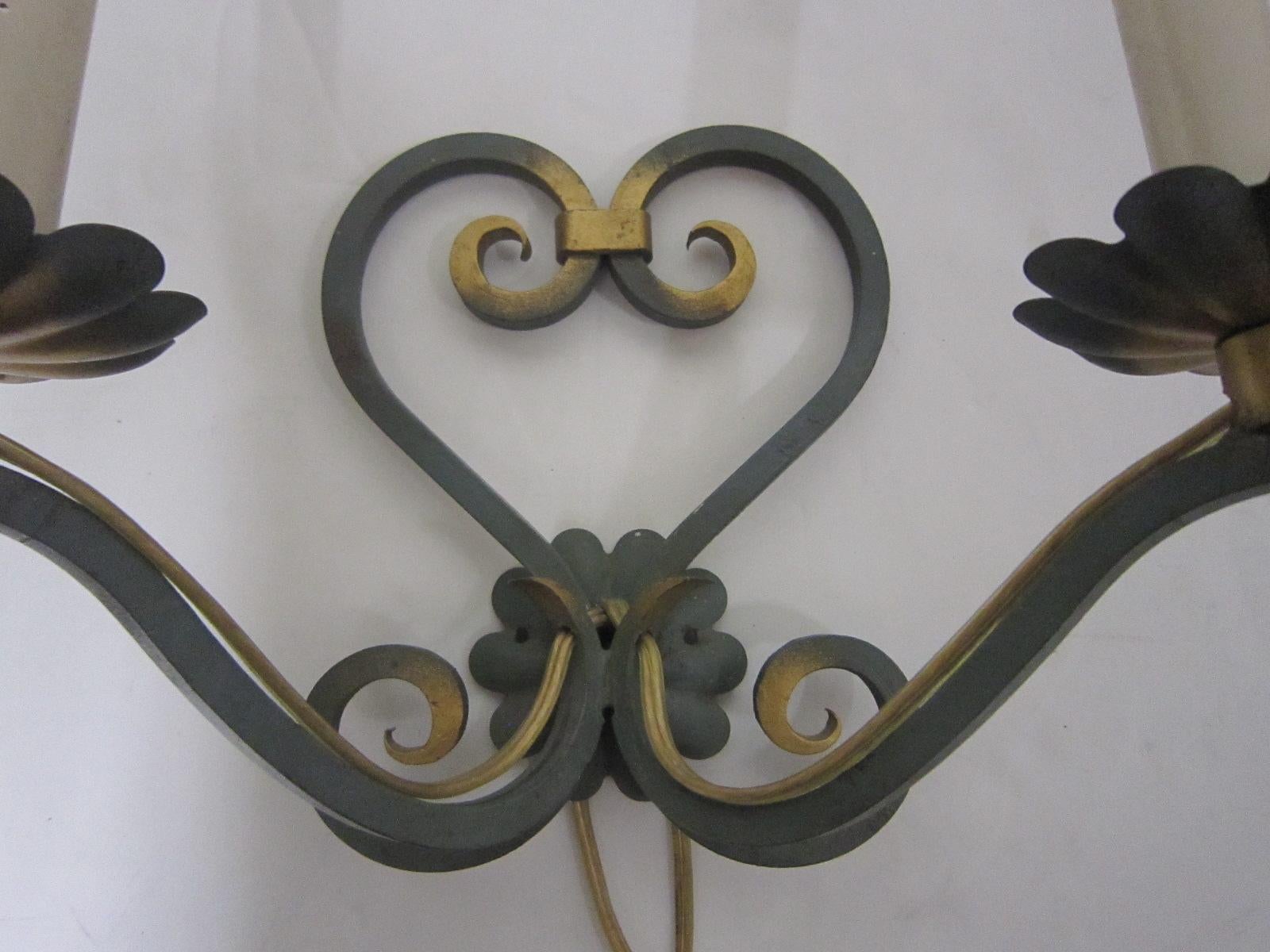 Paire d'appliques d'origine françaises en fer forgé à la main vert Verde et doré en vente 3