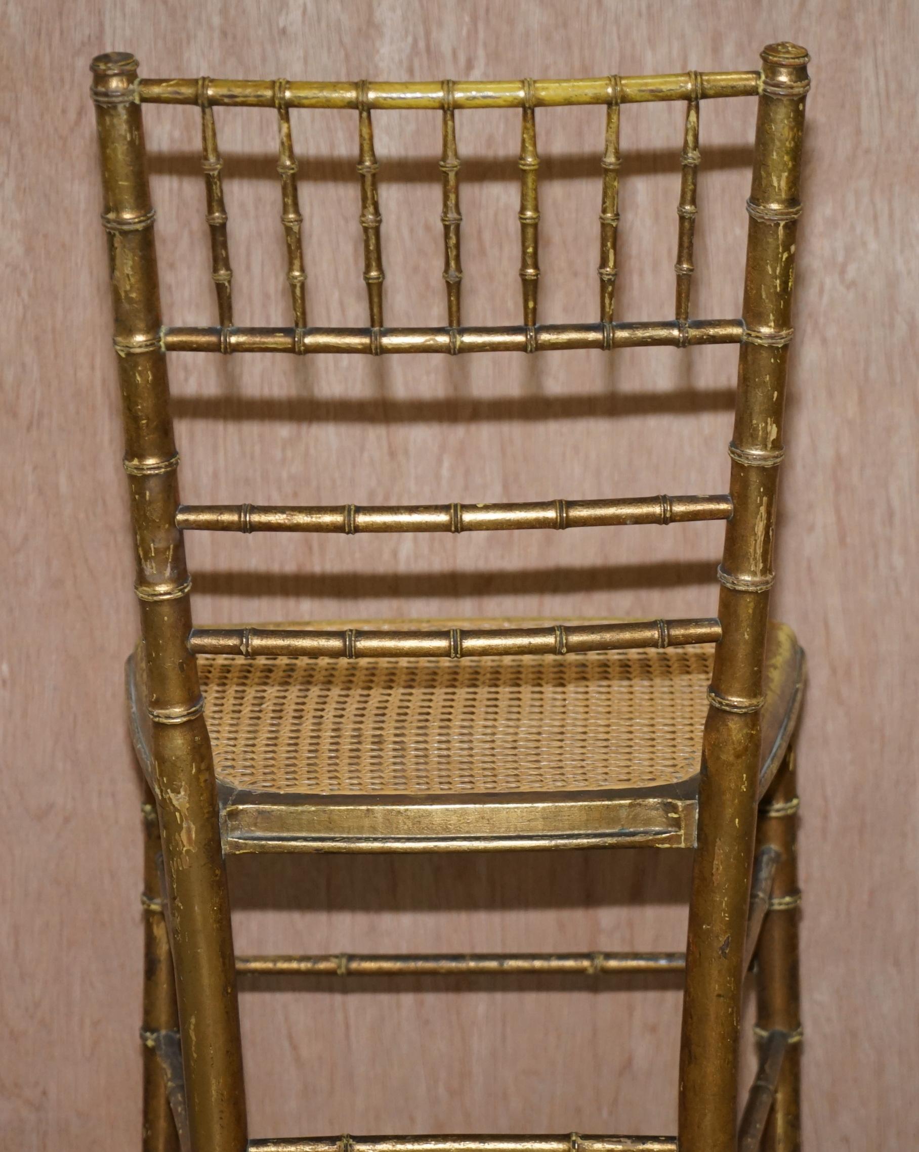 Pareja de sillas bergere originales de la Regencia Famboo de madera dorada de época en venta 5