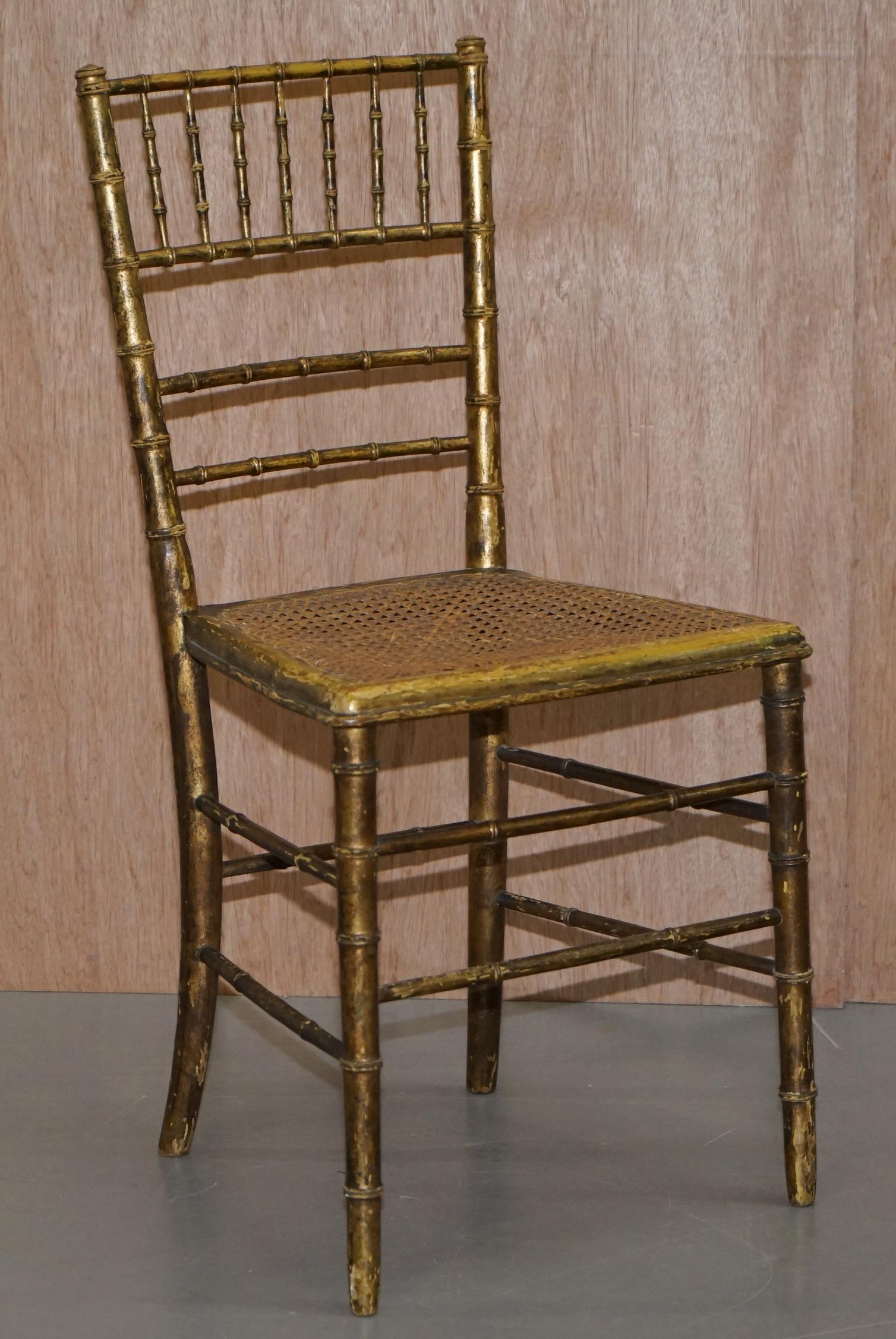 Pareja de sillas bergere originales de la Regencia Famboo de madera dorada de época en venta 7