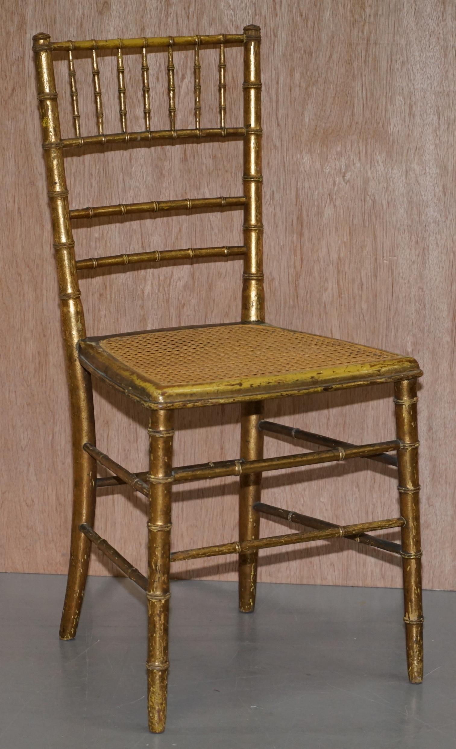 Wir freuen uns, dieses schöne Paar originaler Regency-Stühle aus vergoldetem Holz von ca. 1810 zum Verkauf anbieten zu können

Ein sehr gut aussehendes und sammelwürdiges Paar Beistellstühle. Die Rahmen sind aus Famboo, was soviel bedeutet wie