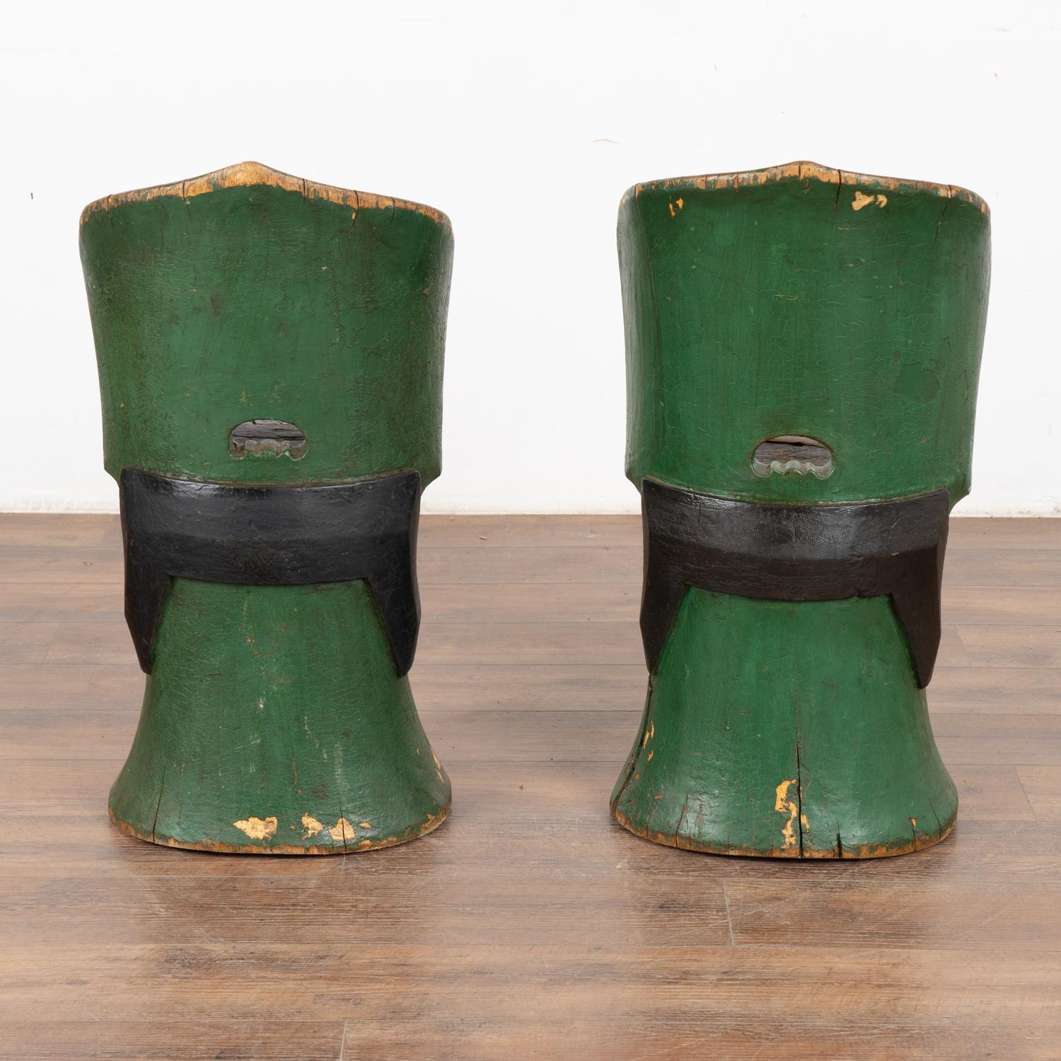 Paar original grün lackierte Kubbestol-Stühle, Schweden um 1880 im Angebot 3