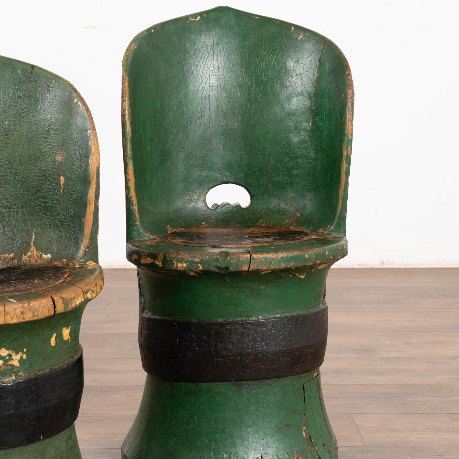 Paar original grün lackierte Kubbestol-Stühle, Schweden um 1880 im Zustand „Gut“ im Angebot in Round Top, TX