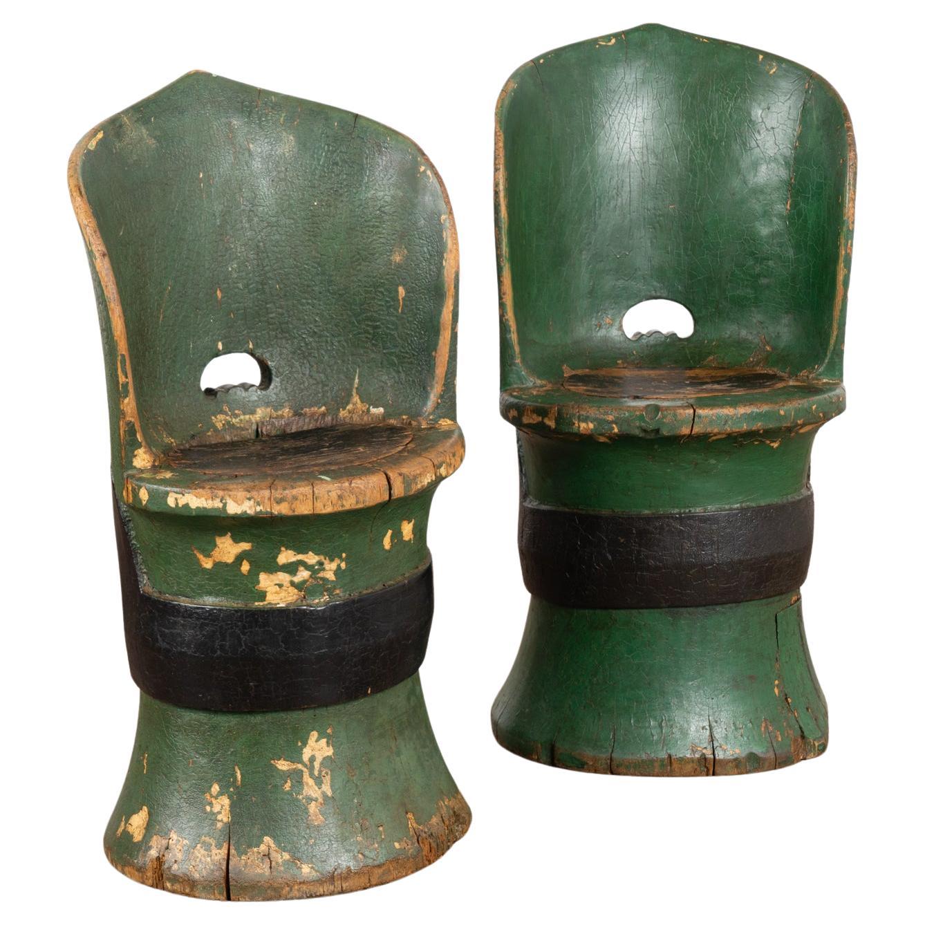 Paar original grün lackierte Kubbestol-Stühle, Schweden um 1880
